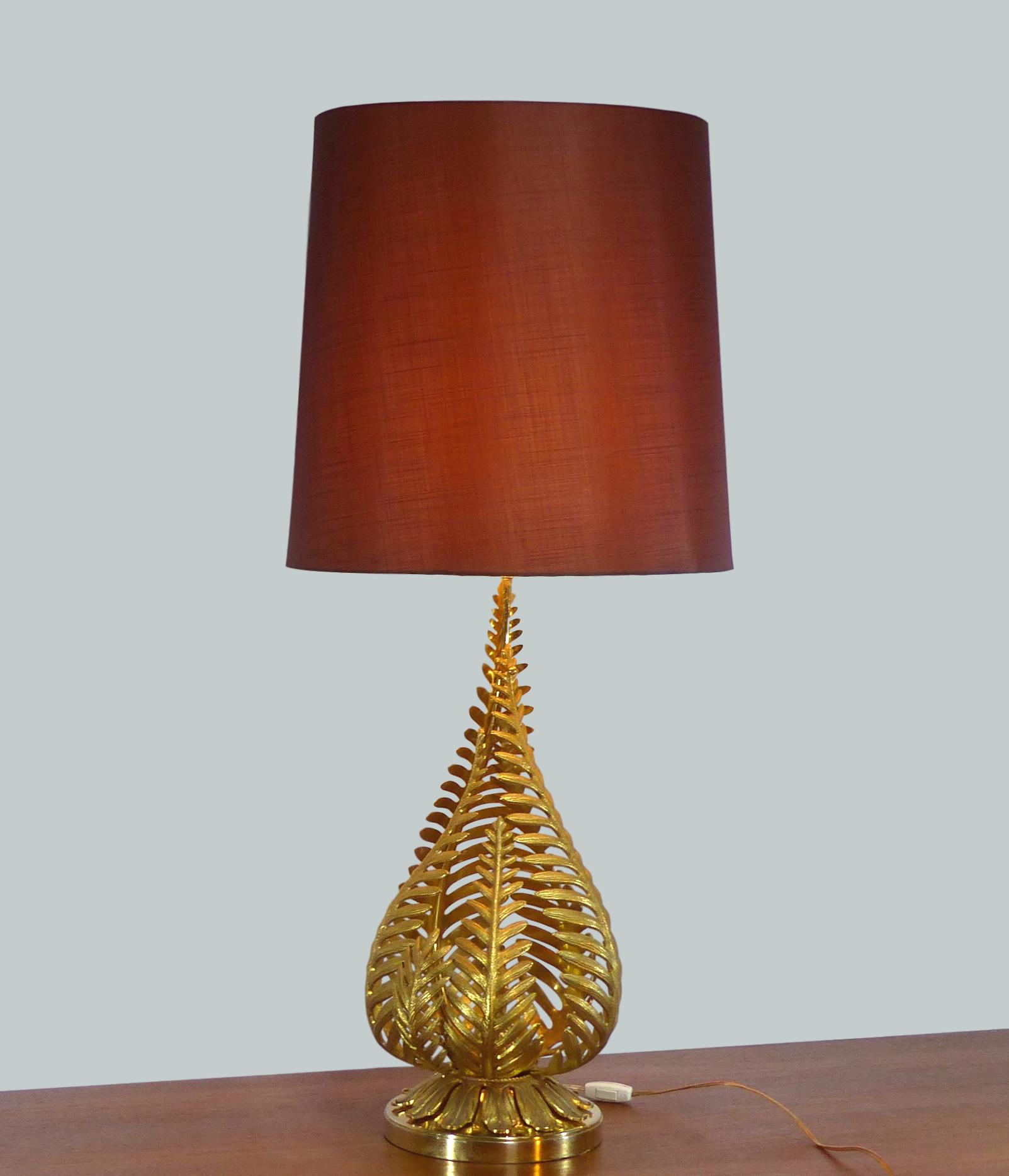 Lampe à poser aux feuillages de fougères dorés