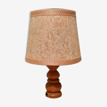 Lampe à poser pied bois tourné et abat jour tissu floral rose