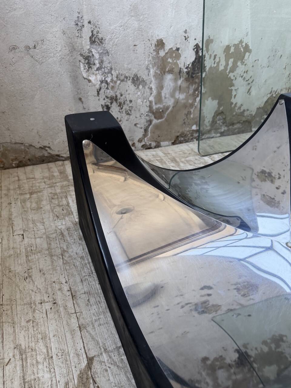 Table basse socle moulé et chrome, années 70