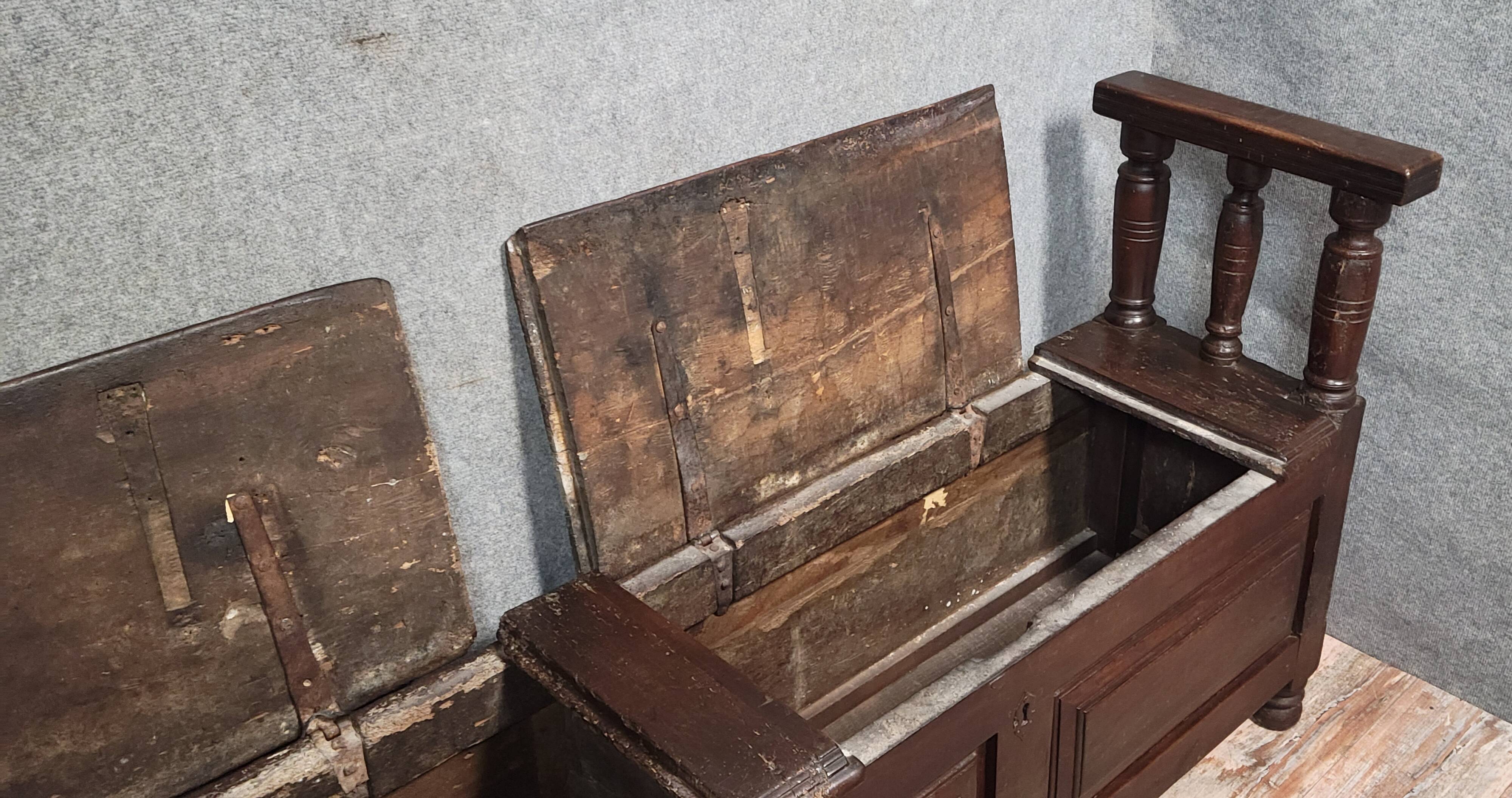 Very important Louis XIV period solid wood storage bench / 201 cm long