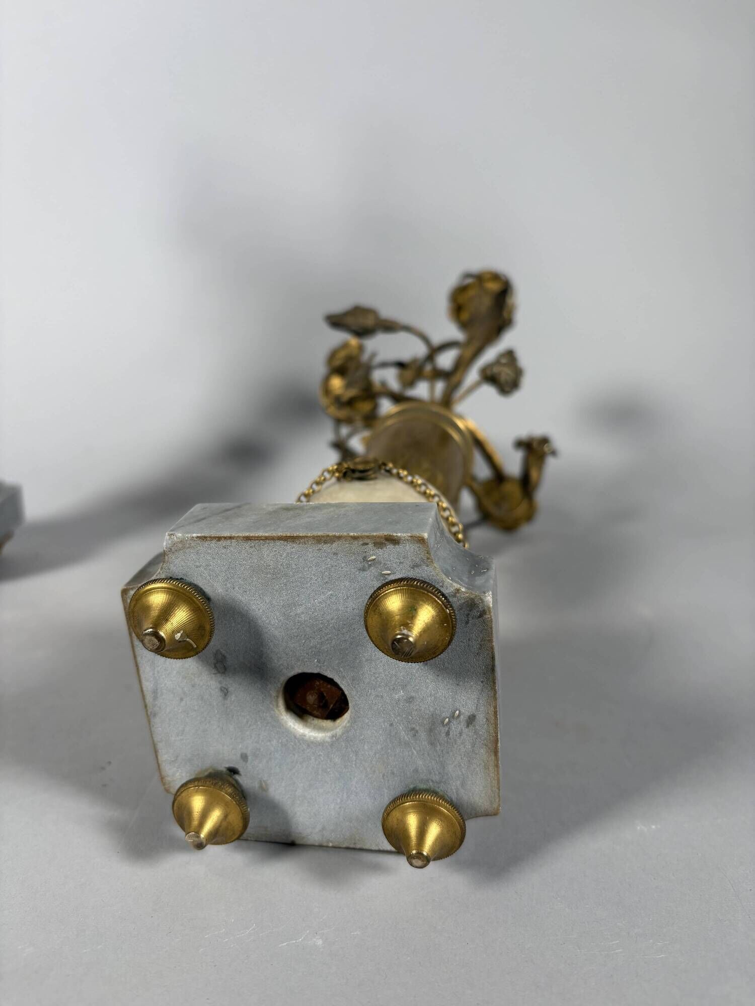 Pair of candelabra vases with flowers in marble and bronze, 19th century.