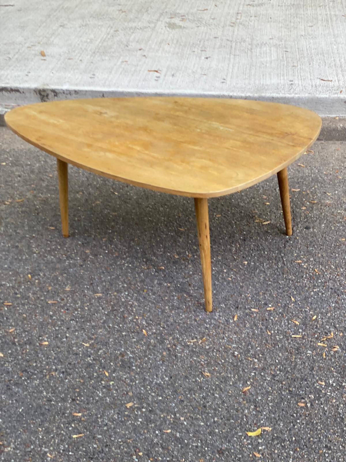 Scandinavian coffee table in the shape of a pebble/bean made of light solid wood from the years.