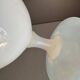 Vase en opaline blanc XX siècle
