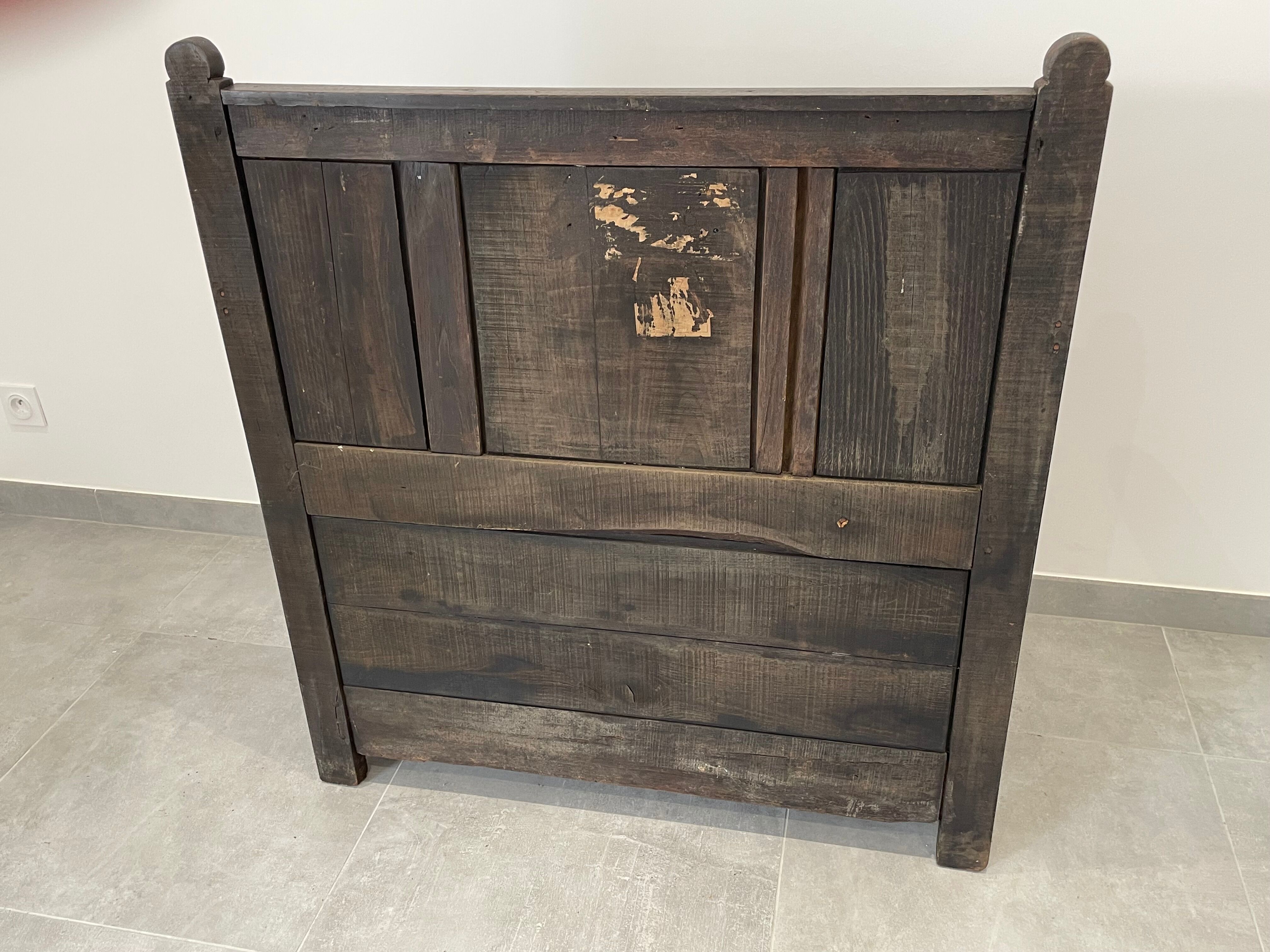 Chest bench in natural wood carved with Gothic motifs
