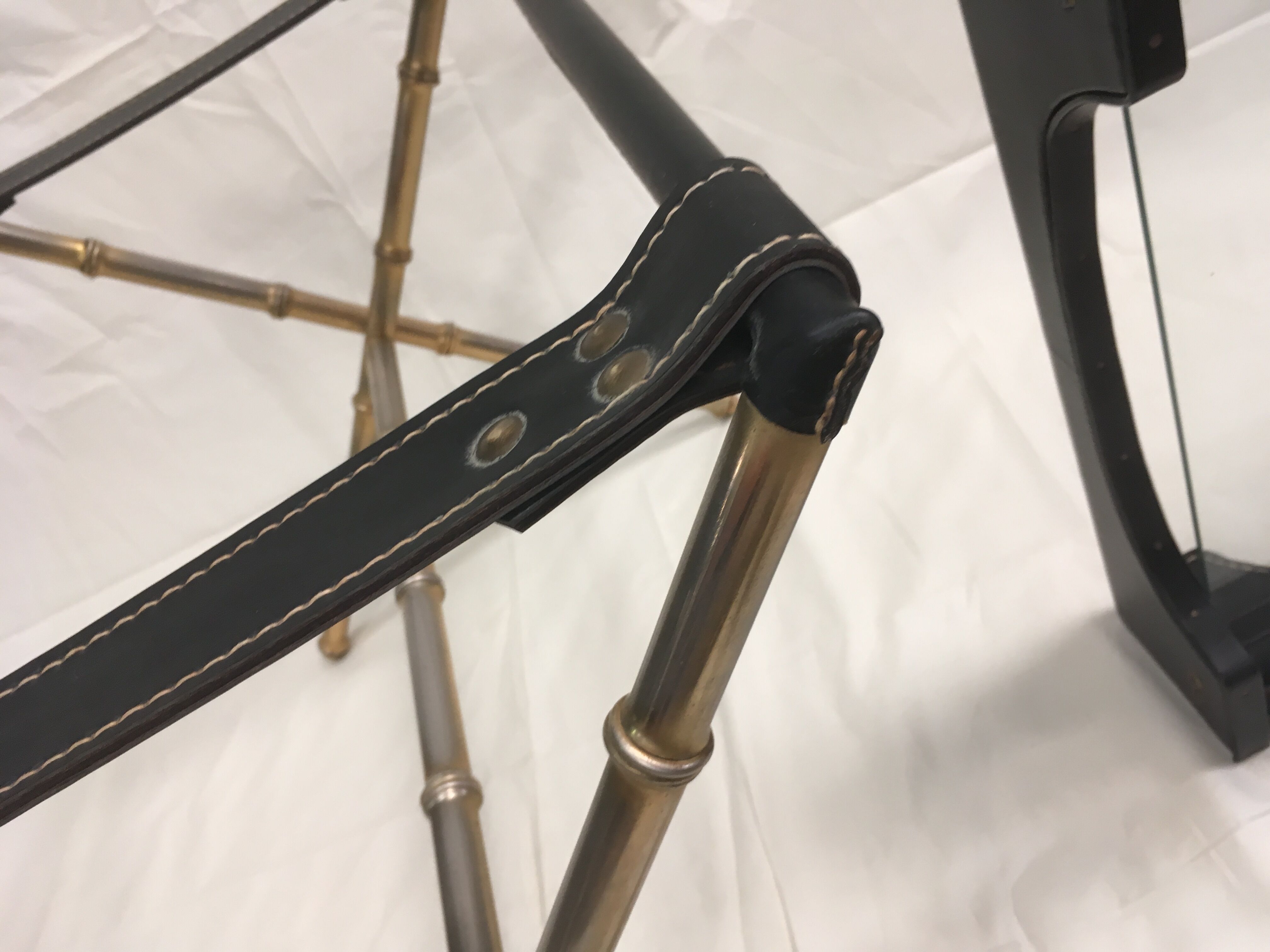 Table d'appoint vintage en laiton et cuir par Jacques Adnet 1950