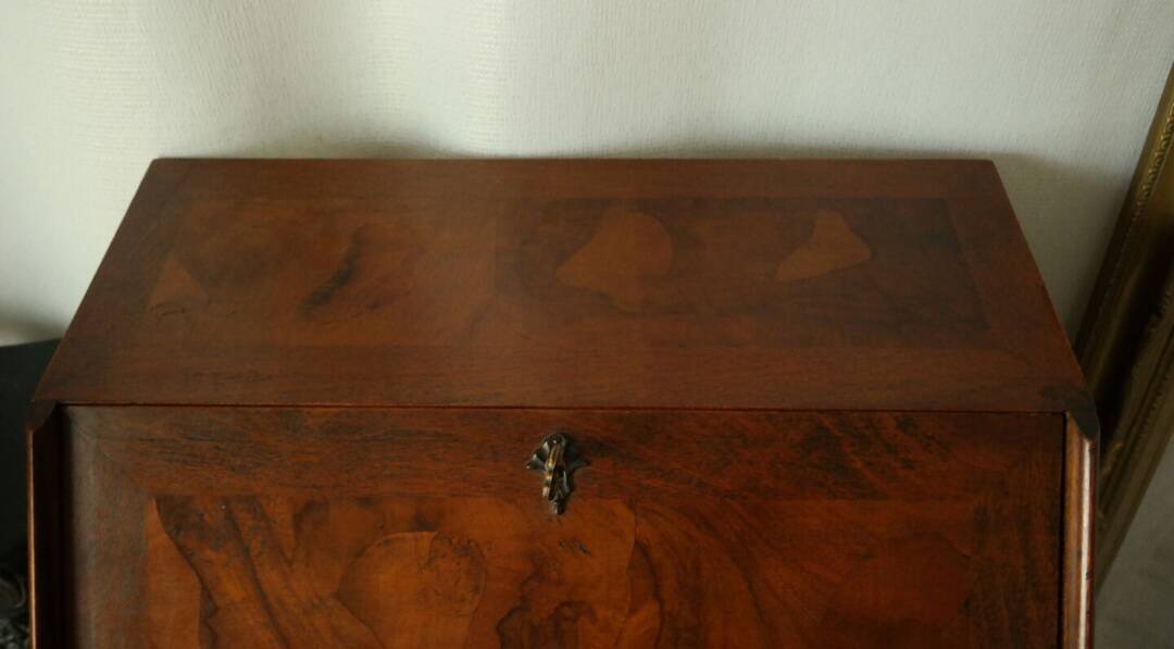 Sloped walnut secretary from the 20th century.