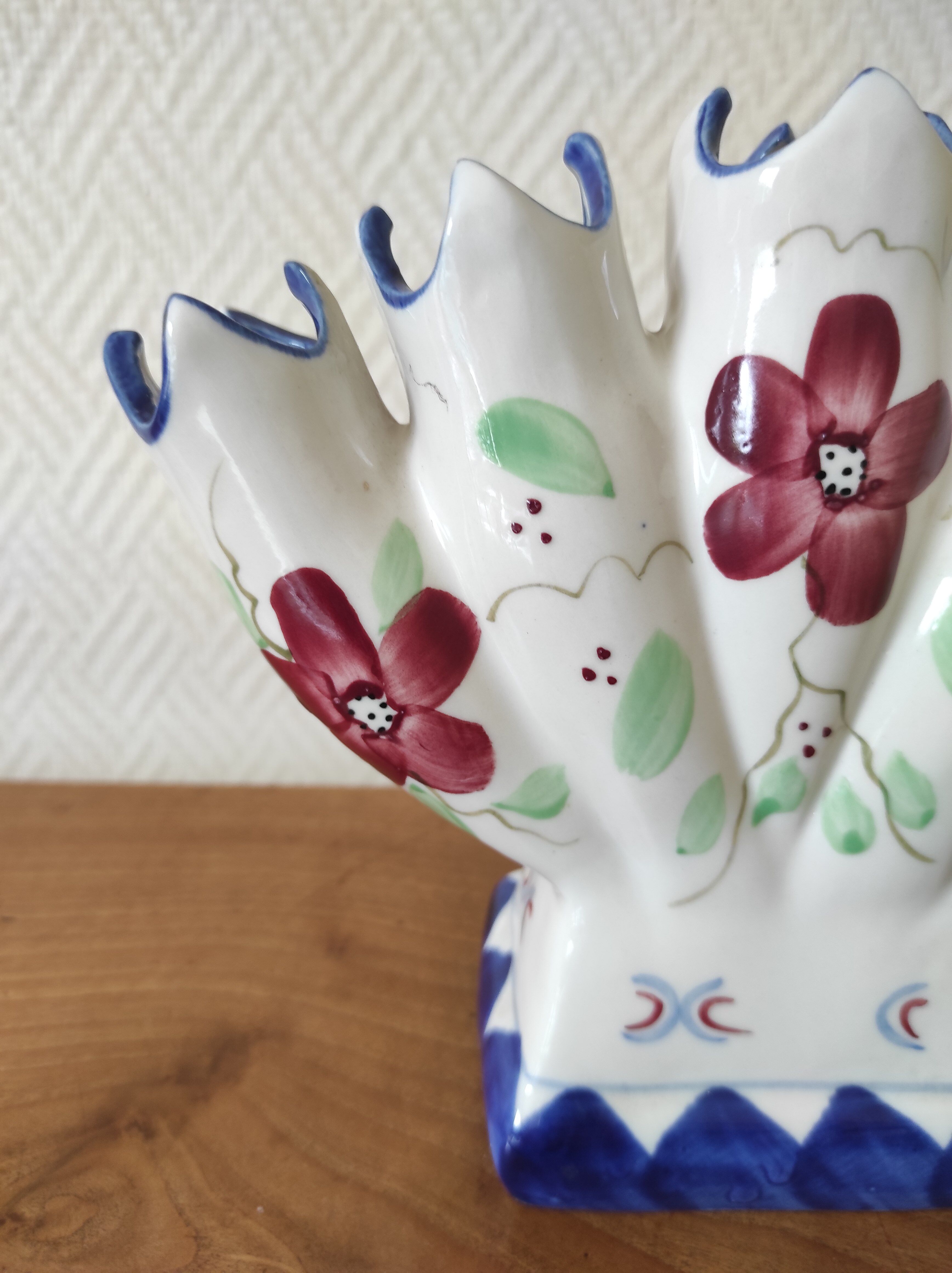 Tulip vase/bouquet holder in hand-painted earthenware