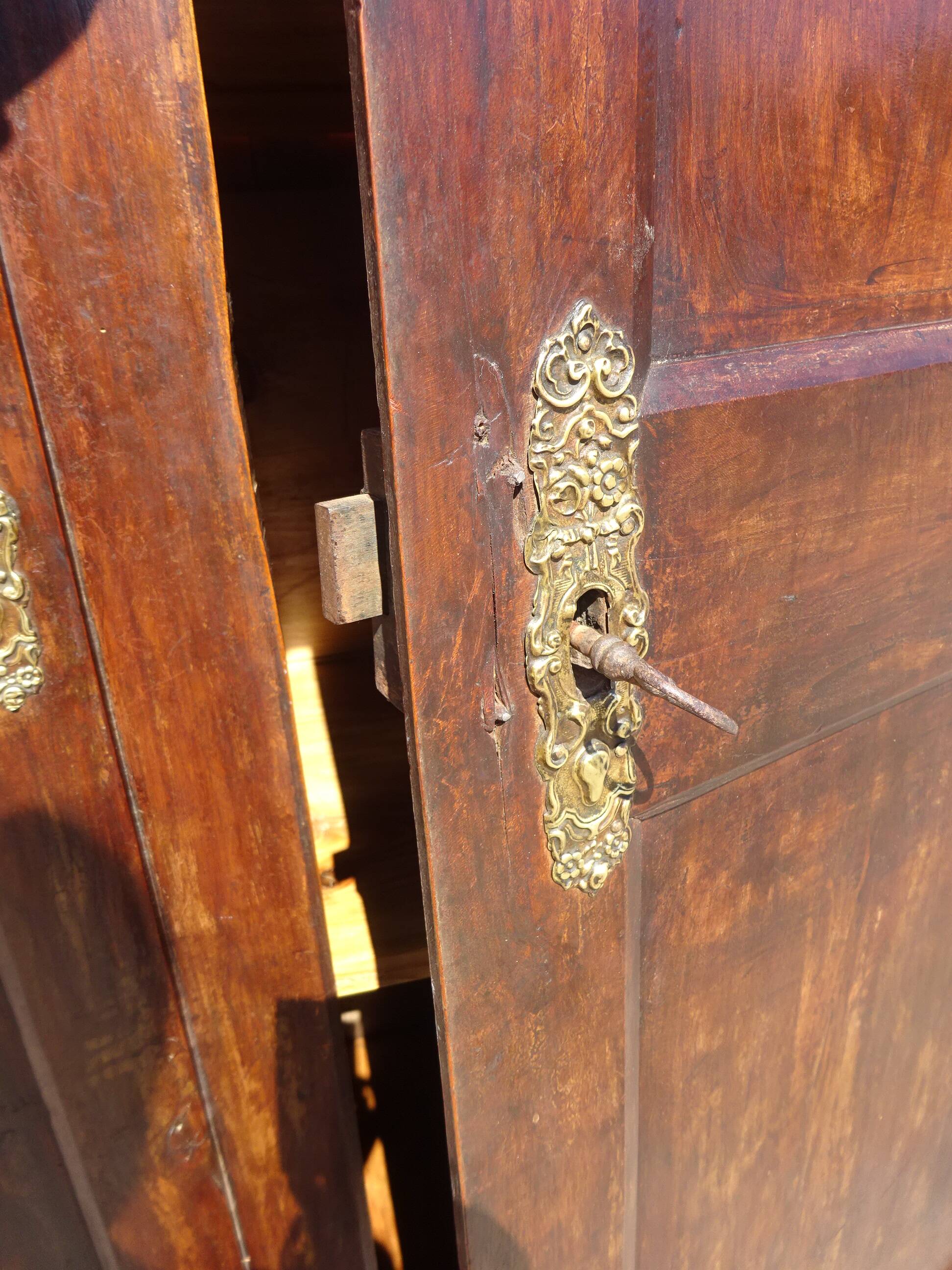 Armoire Louis Philippe en noyer massif