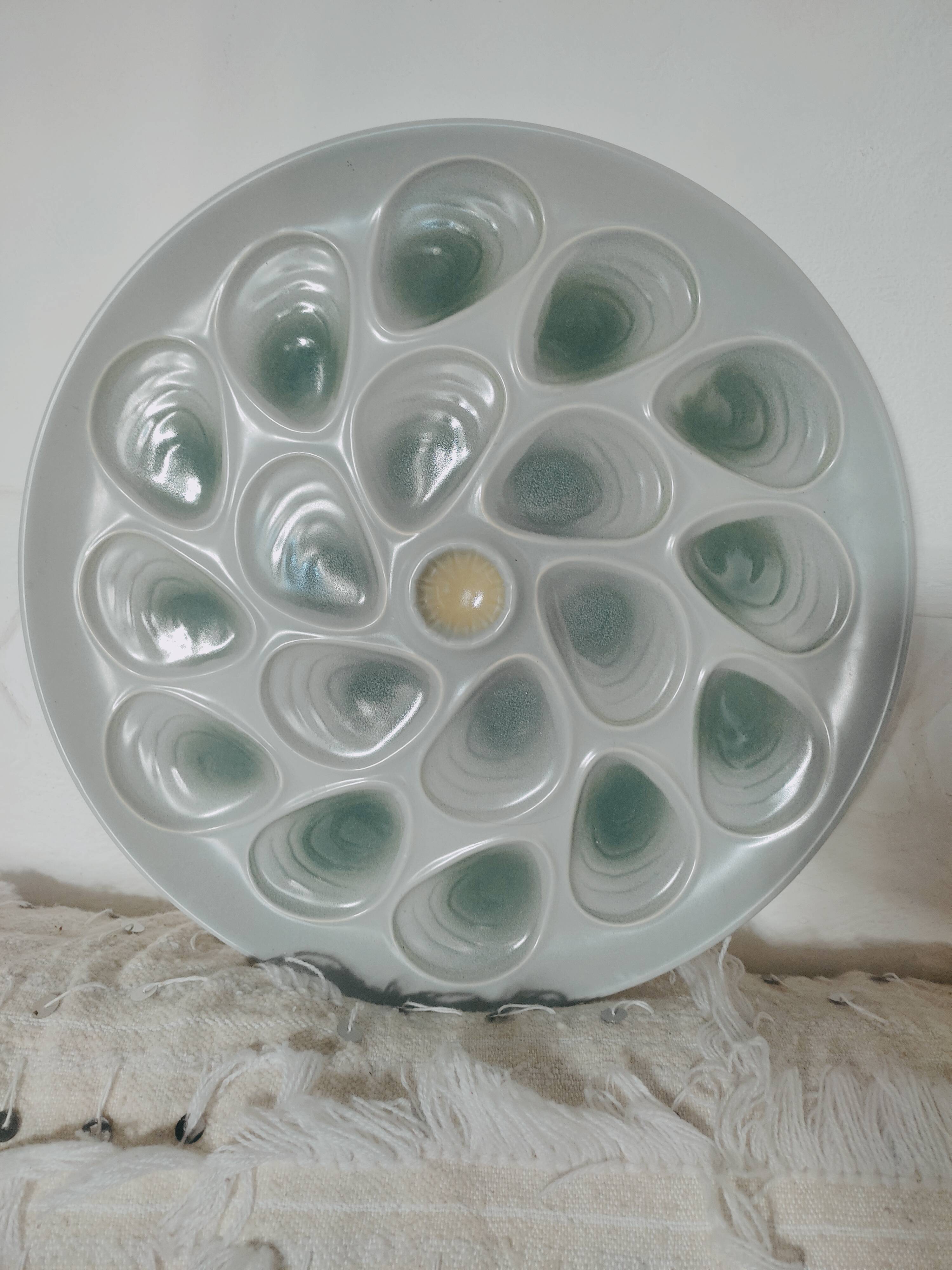 Presentation dish with oysters by salt pans