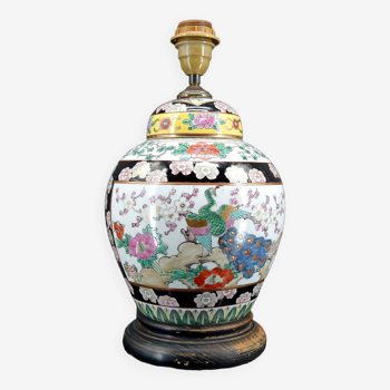 Lampe chinoise en porcelaine à décor de fleurs et de paons, Chine, Début XXe