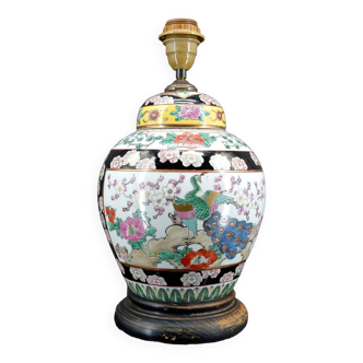Lampe chinoise en porcelaine à décor de fleurs et de paons, Chine, Début XXe