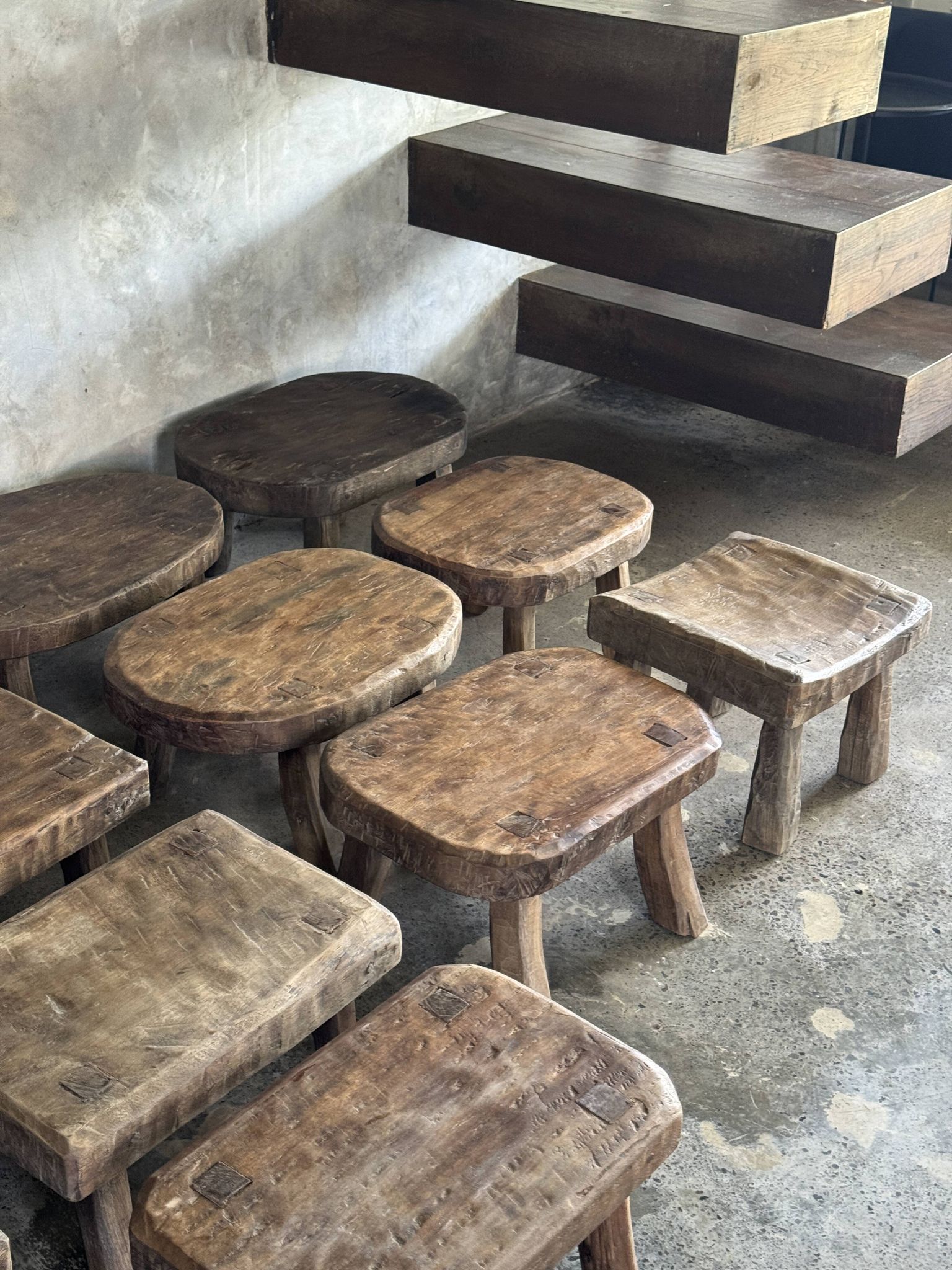 Tabouret d'appoint en teck massif carré assise courbée
