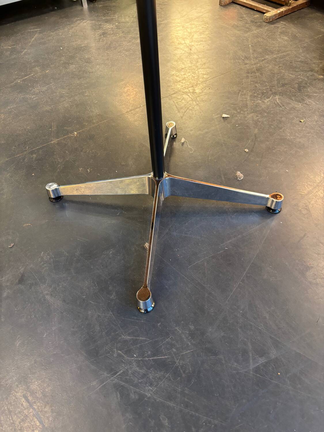 Grande table ronde Eames par Charles & Ray Eames – édition Vitra