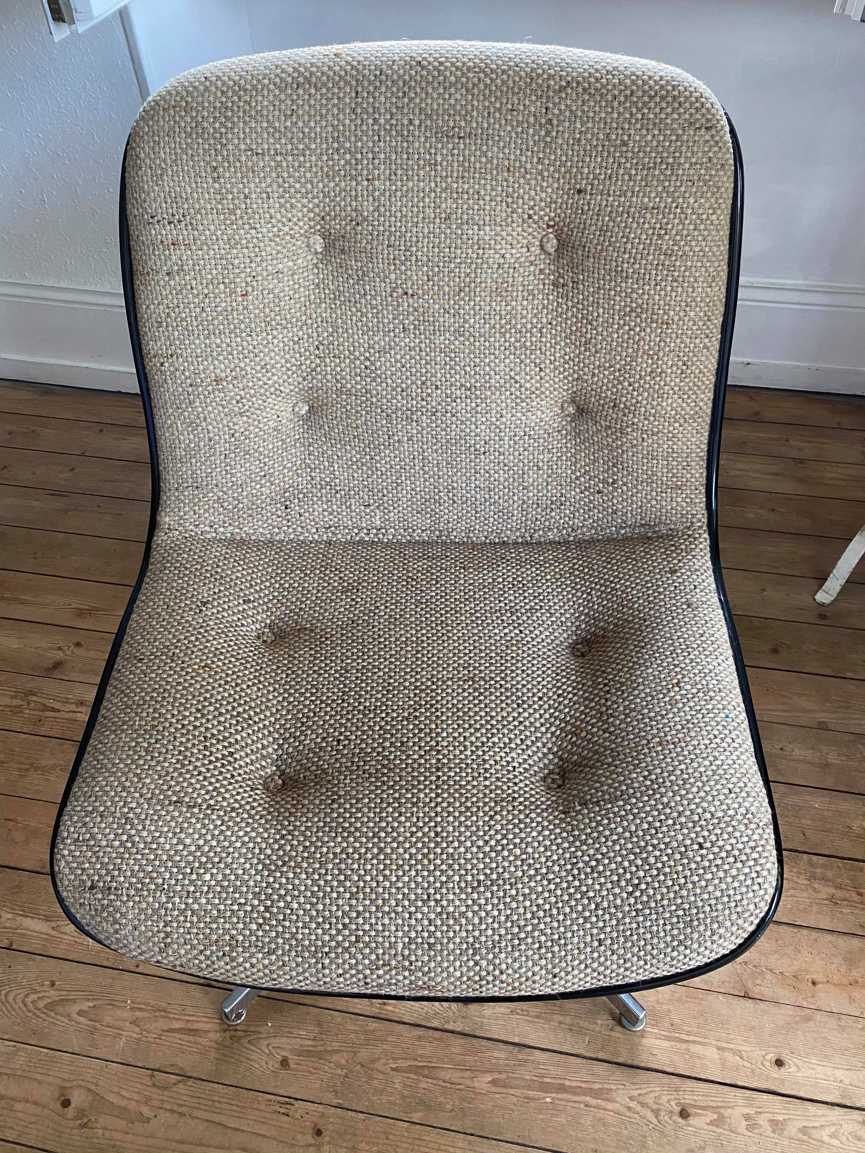 Fauteuil design en plastique, chrome et matière naturelle 60s 70s