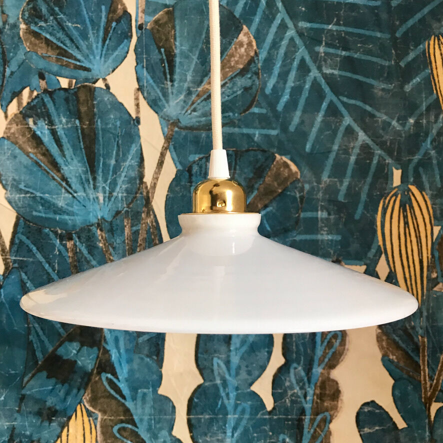 Flat opaline suspension