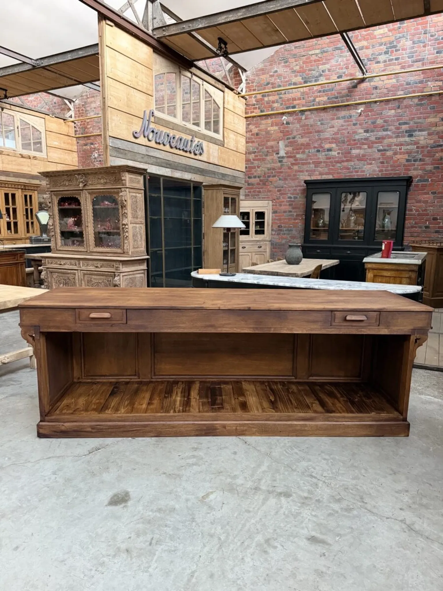 Oak counter from the early 20th century.