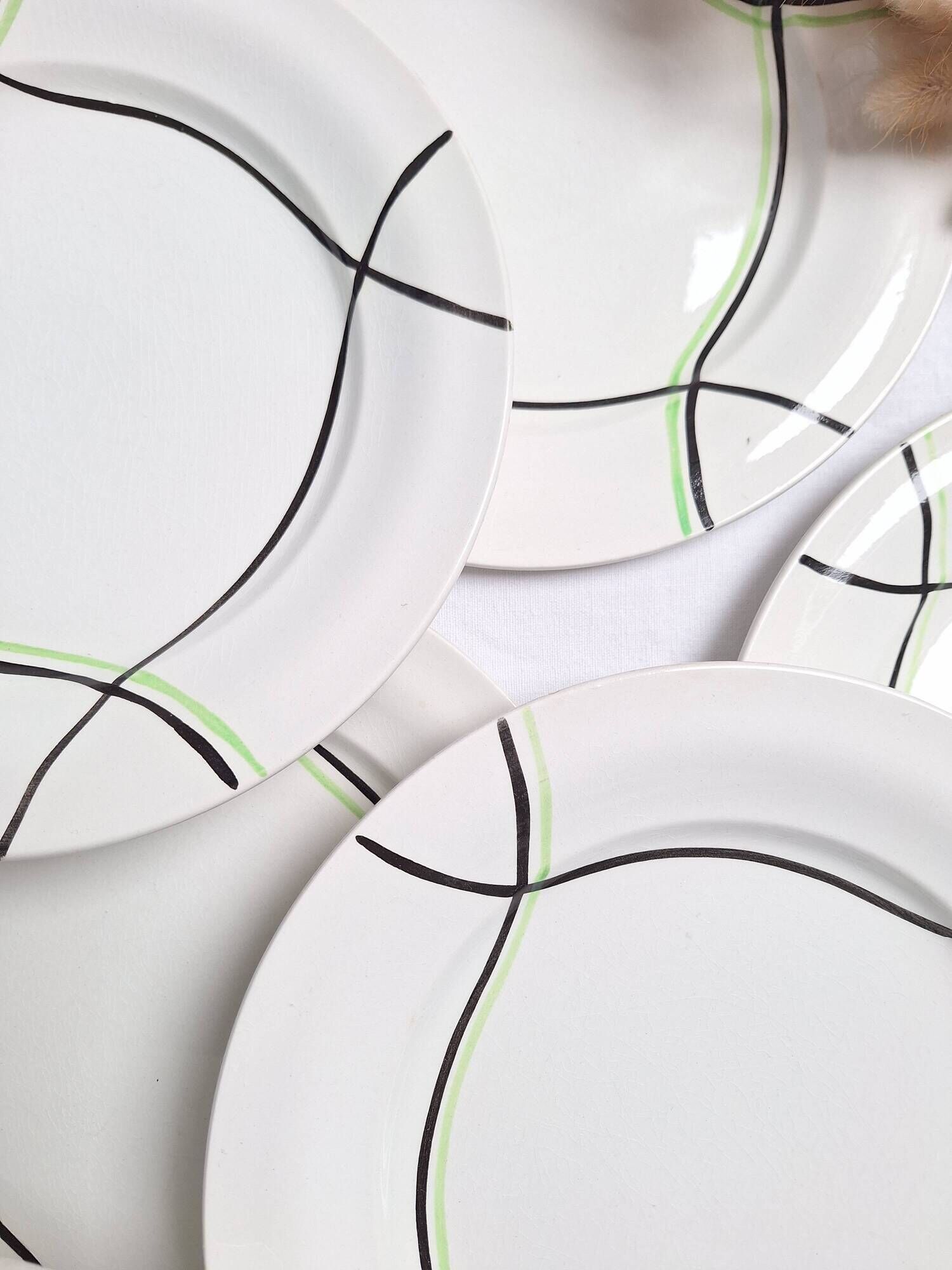 Flat plates St Amand model Bayonne white, green and black.