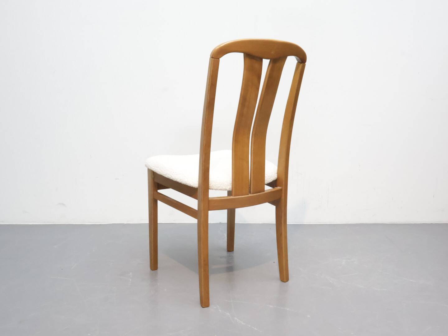 Vintage eetkamerstoelen met nieuwe stoffering in Boucle