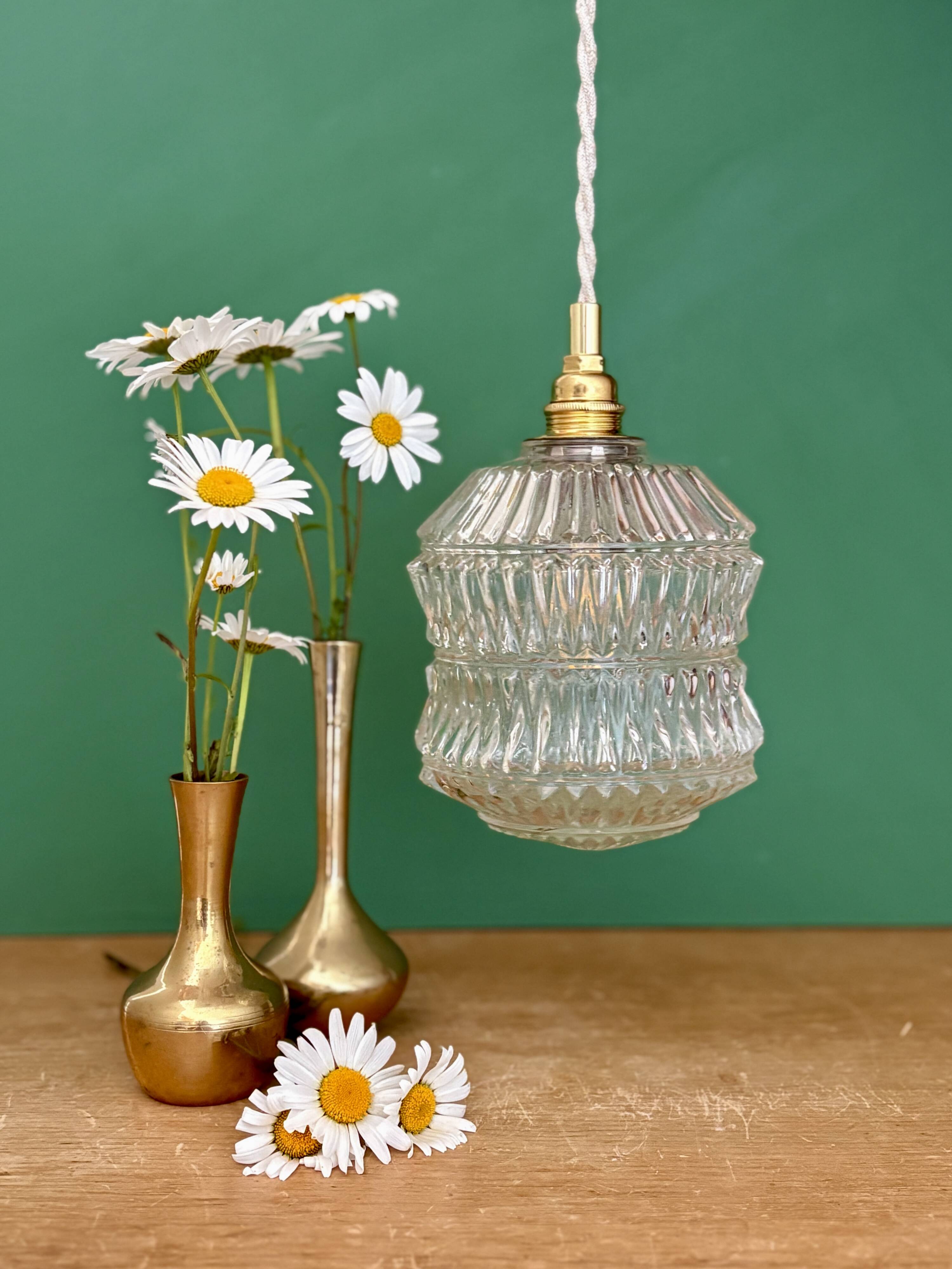 Suspension globe vintage en verre moulé