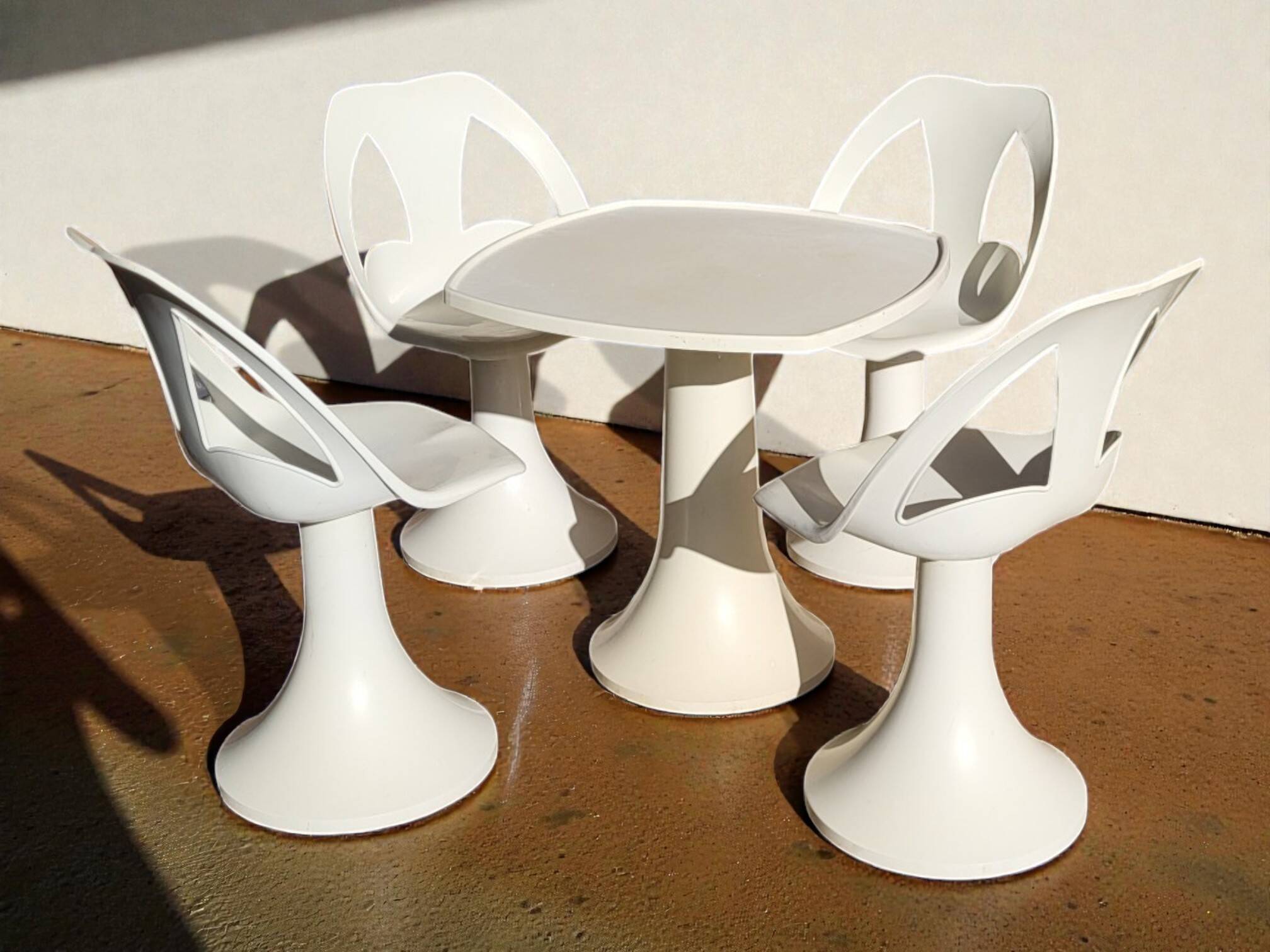 4 chairs and 1 Space Age table from the 1960s.