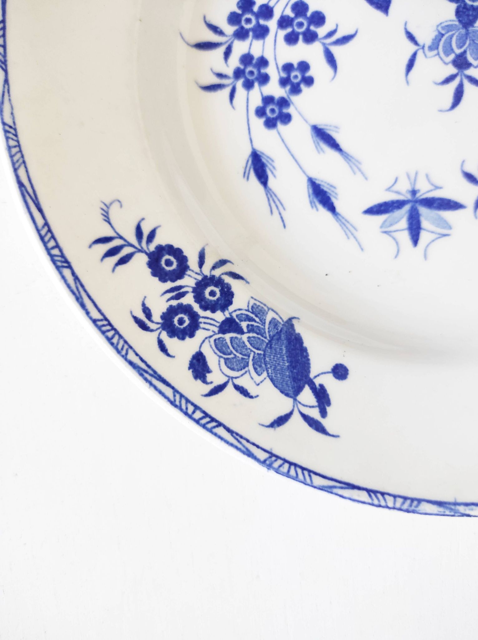 Dessert plate Boch Frères model Grand Bouquet