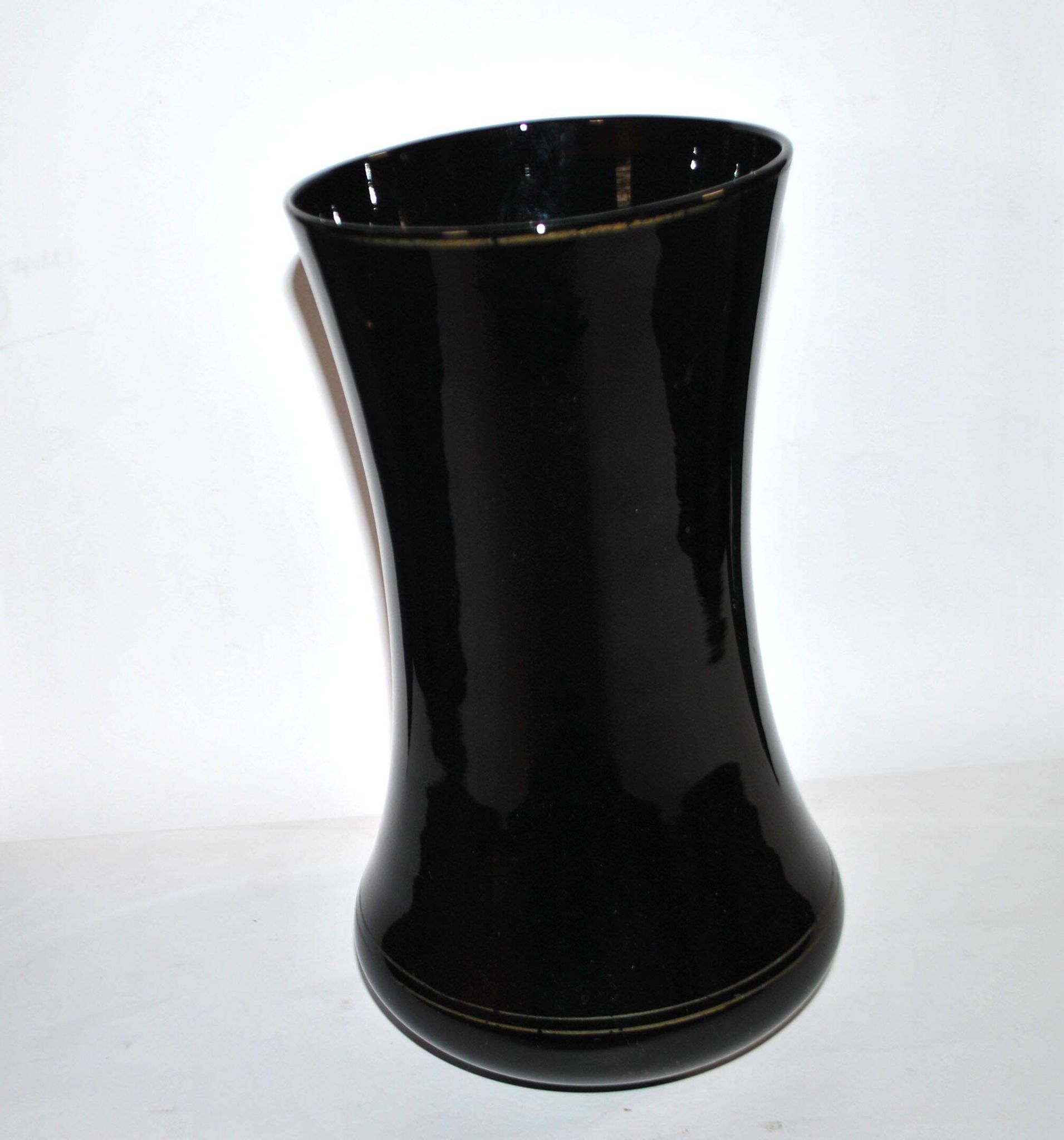 Vase Charles X en opaline noir décor émaillé fleuri peint à la main