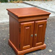 Petit meuble d'appoint / meuble vinyle à roulettes pin teinté 1980