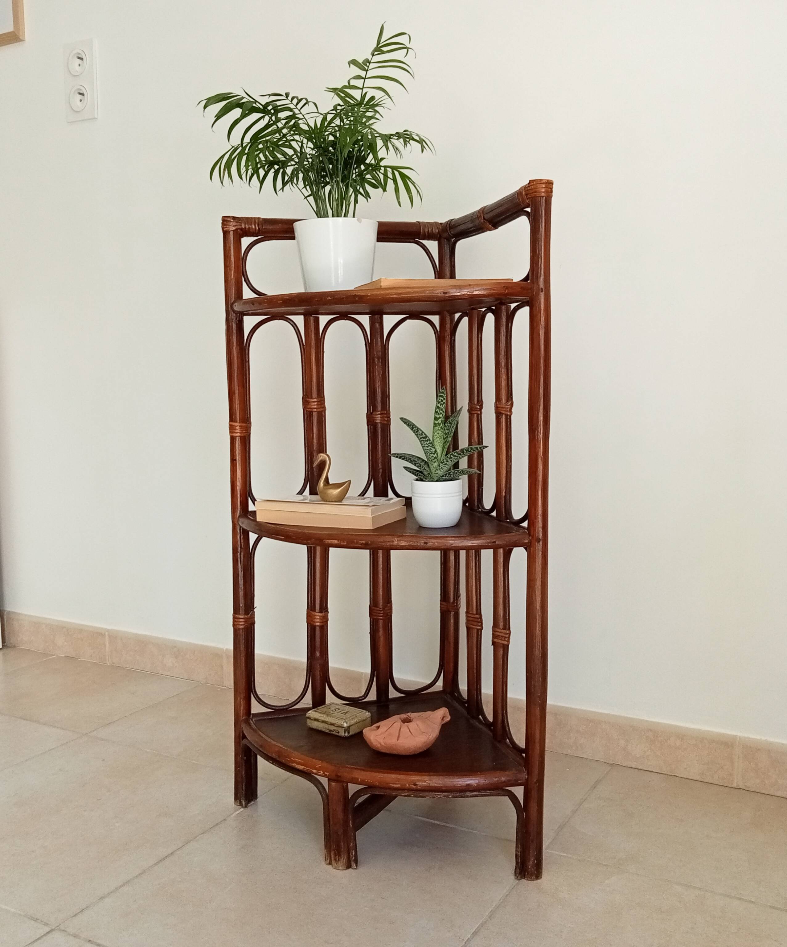 Étagère d' angle vintage bambou et rotin années 70
