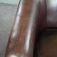 Fauteuil club en cuir de mouton foncé, design épuré