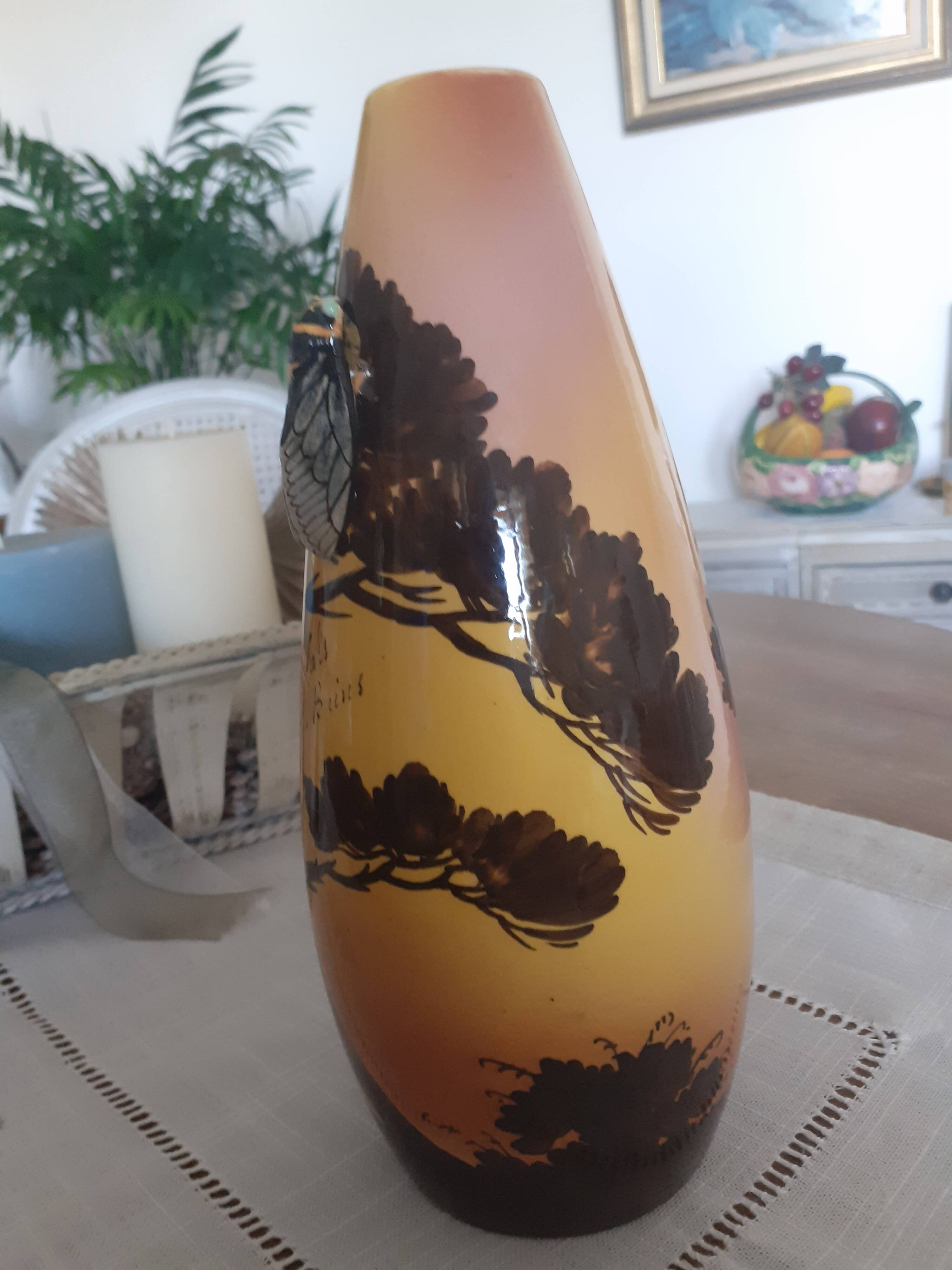 Vase en faïence, signé