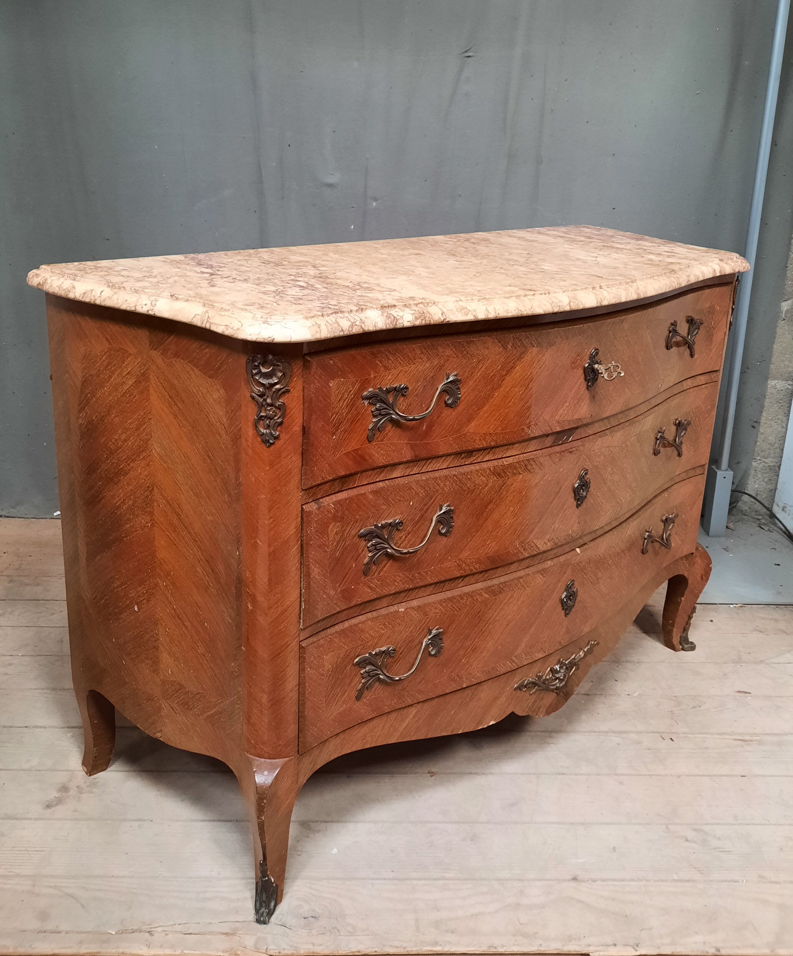 Louis XV style chest of drawers in veneer