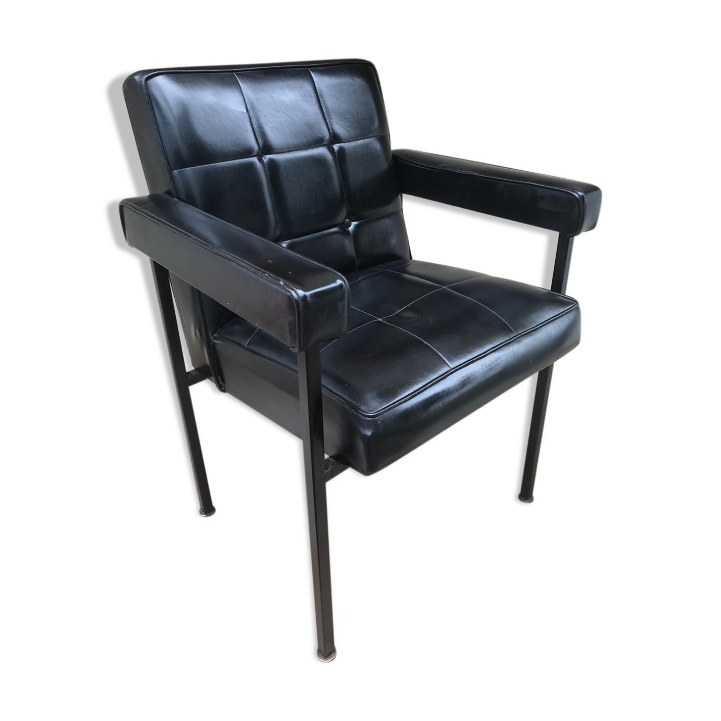 Ancien fauteuil structure métal noir et skaï noir