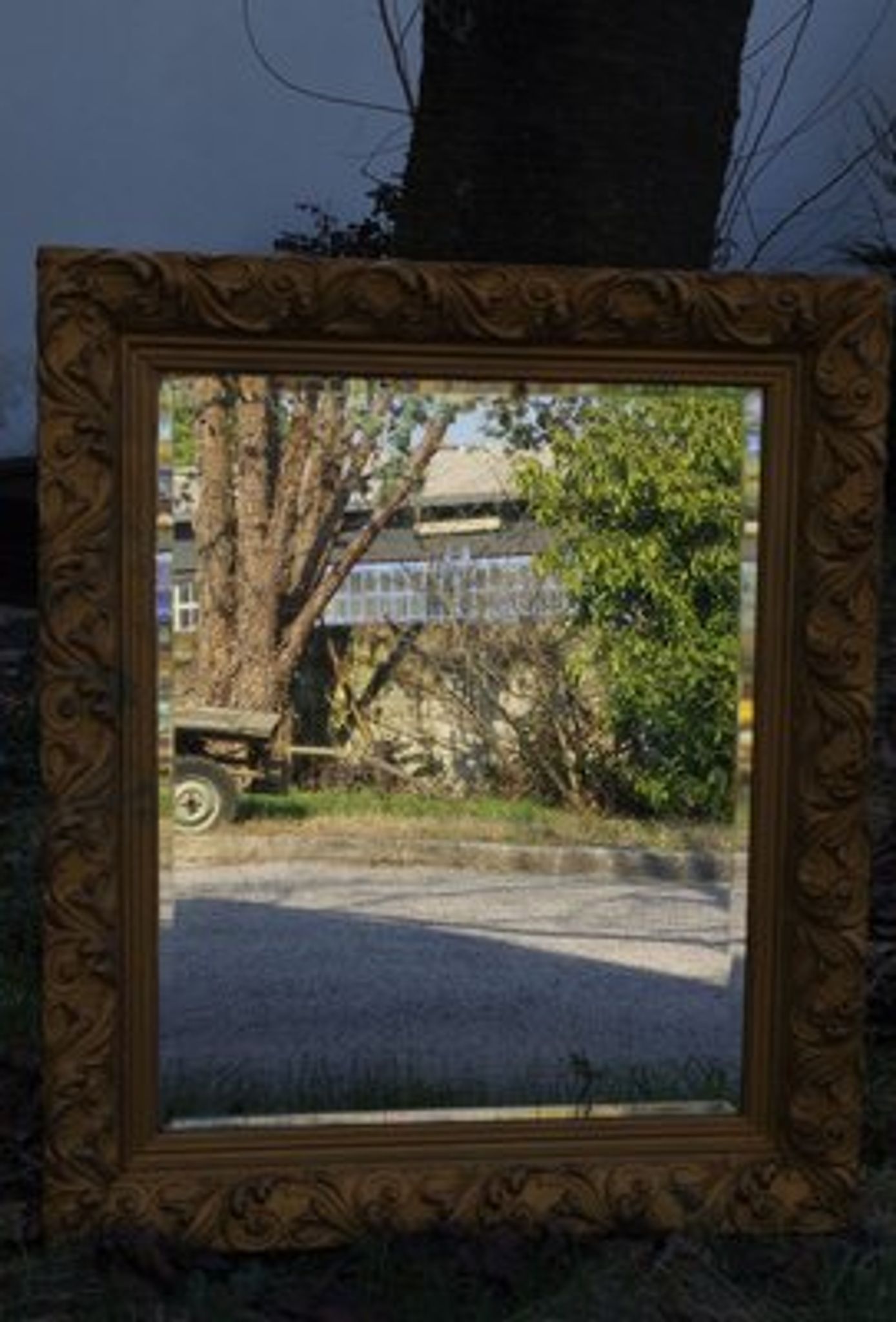 Wooden mirror decorated with gold from the 1920s