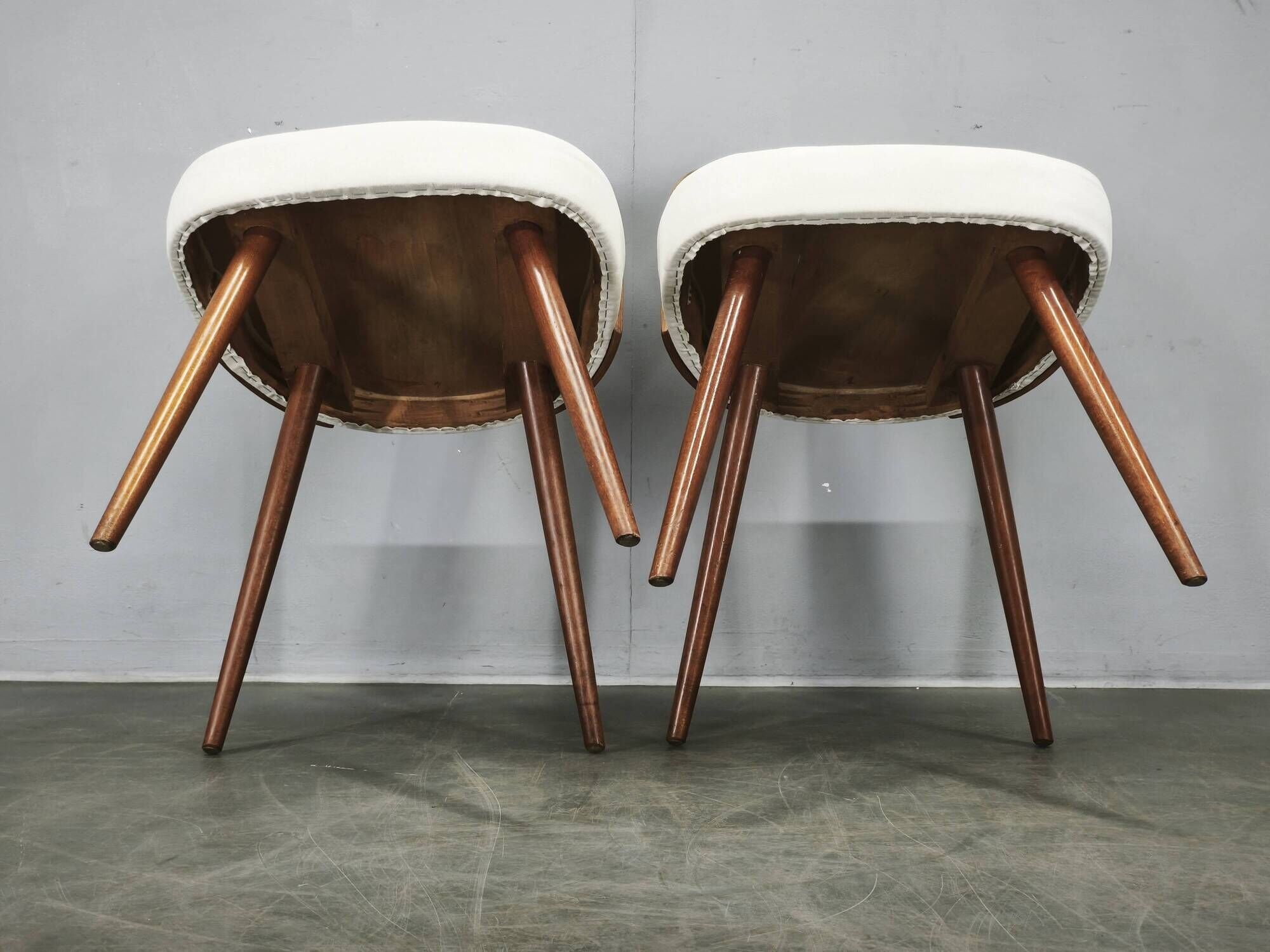 Ensemble de quatre chaises restaurées d'Antonin Suman des années 1960.