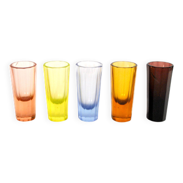 Set of 5 Art Deco 1920s shooter glasses in coloured and uranium glass - ouraline.