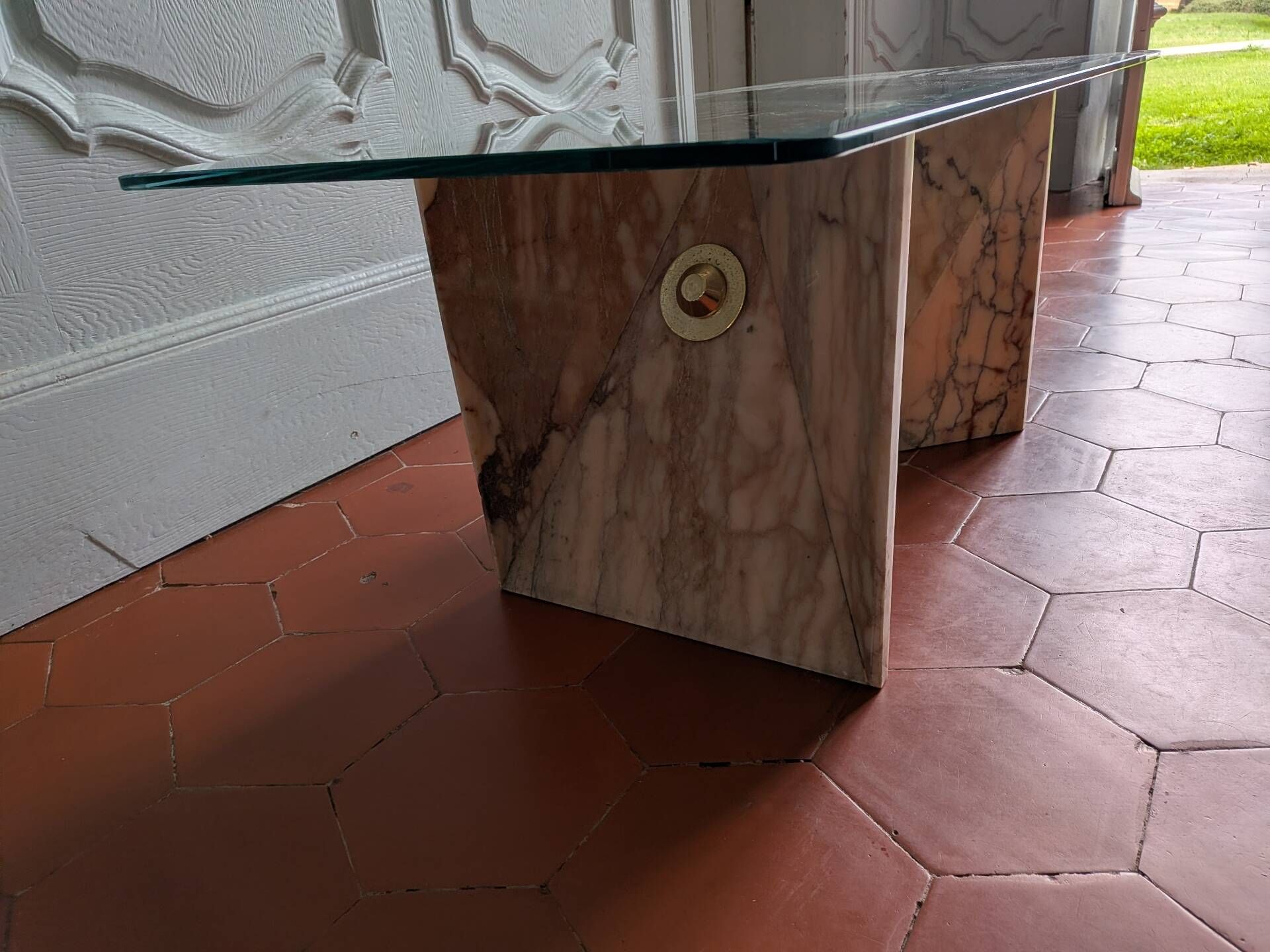 Table basse Ligne Roset des années 80 en marbre rose
