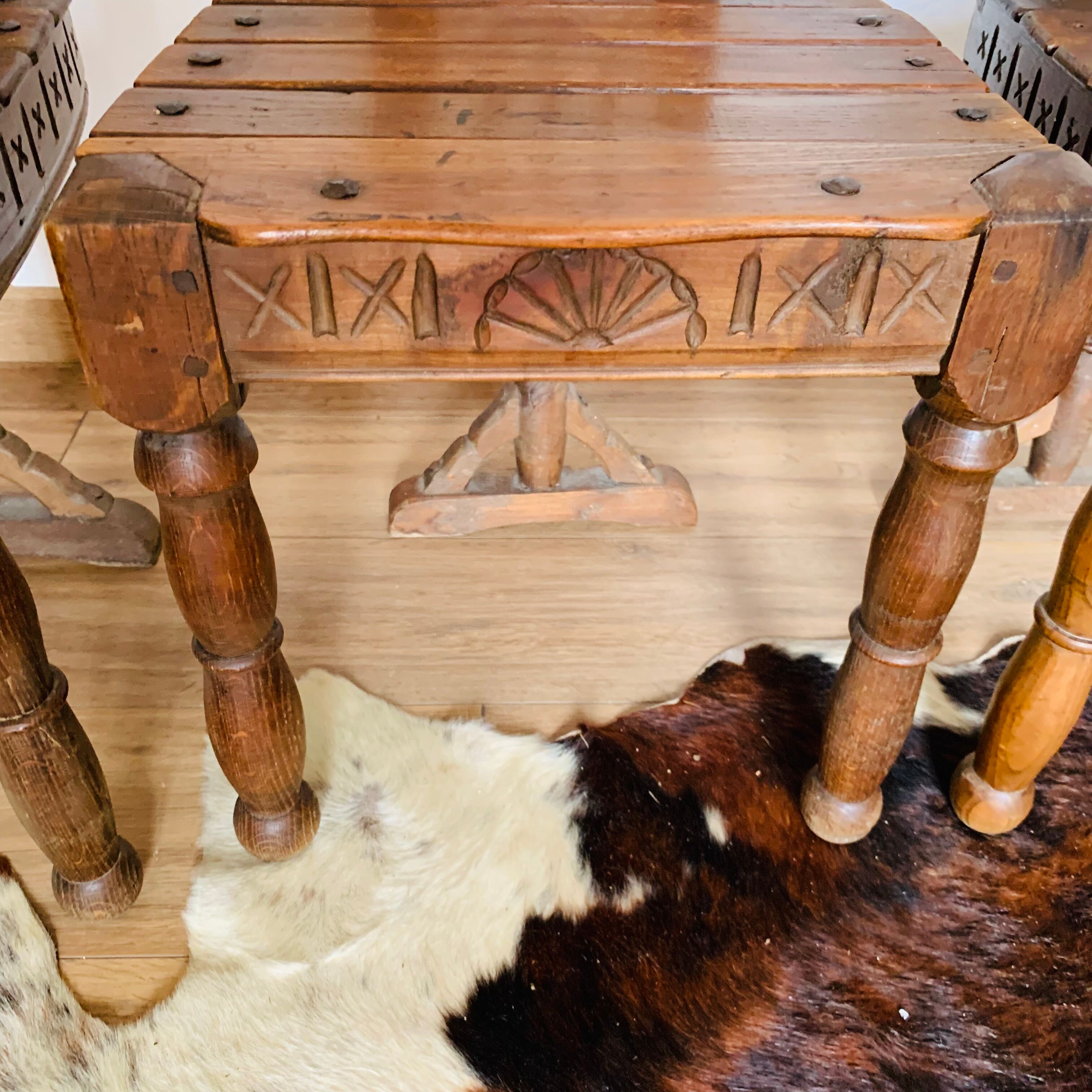 Ensemble de 5 chaises en bois, travail artisanal