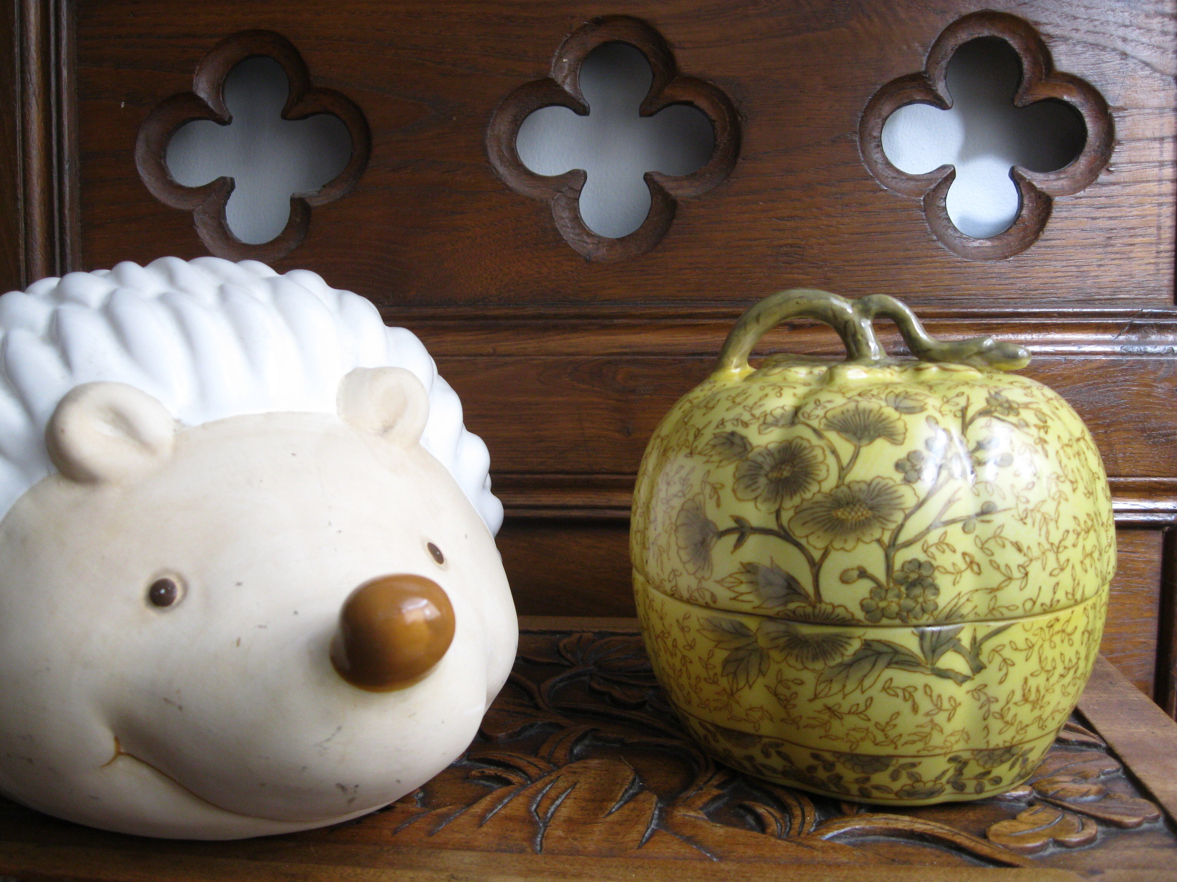 Pot covered Chinese ceramic