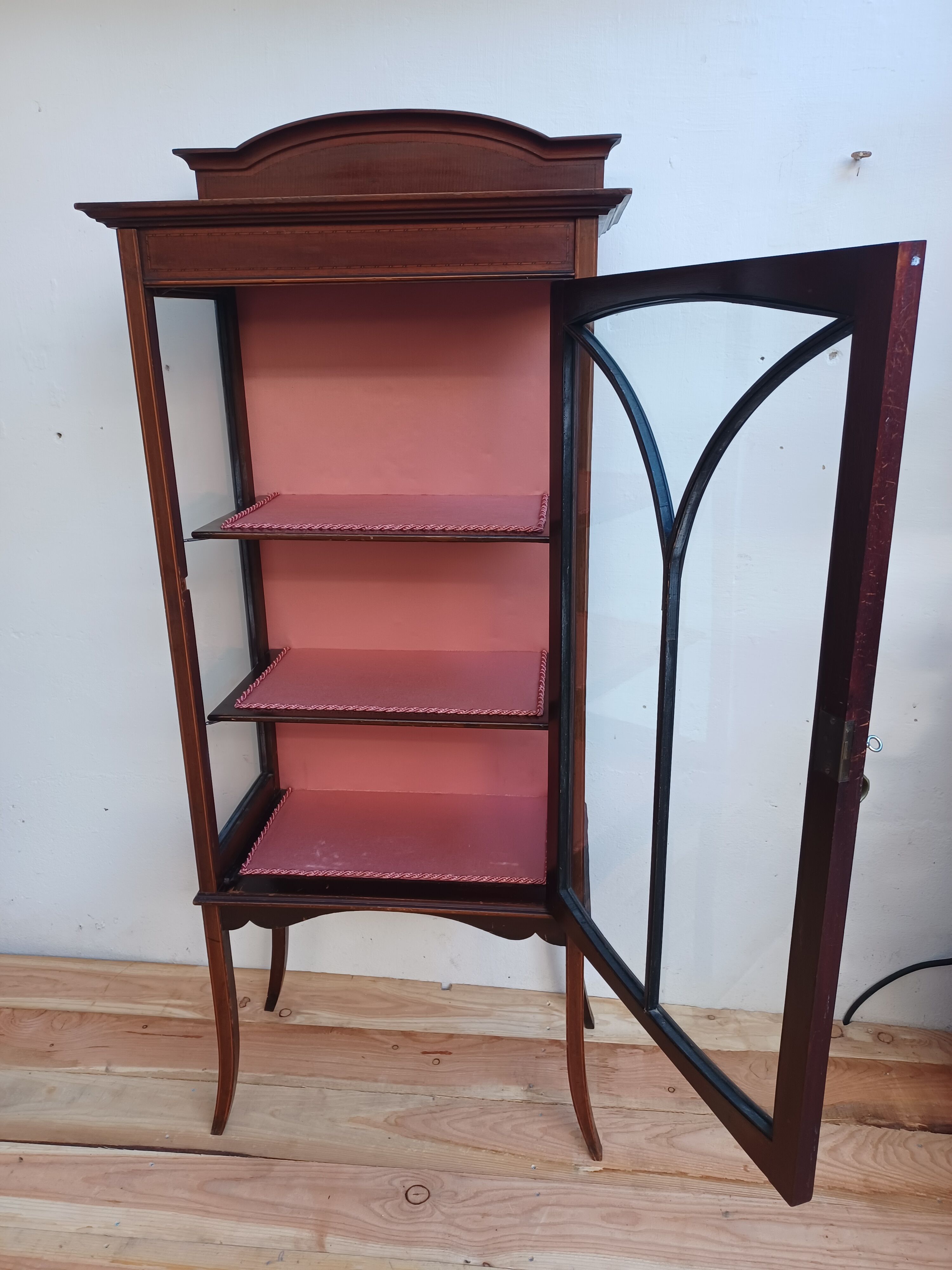 English showcase, late 19th