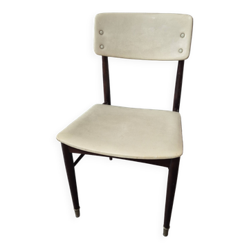 chaise vintage ossature bois pied compas avec metal sur le devant dosseret t assise cuir ecru