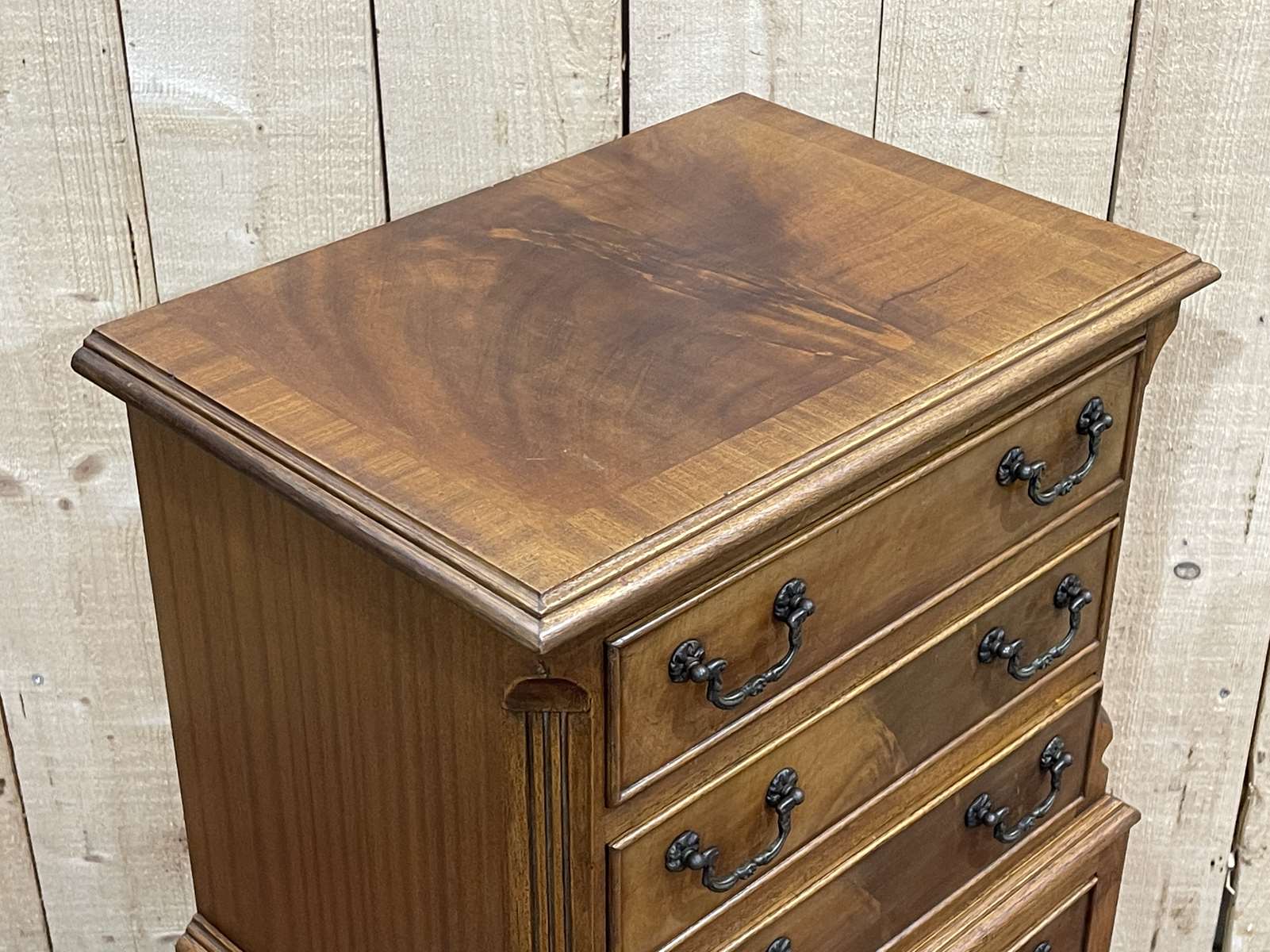 Small English mahogany chest of drawers from the 50s