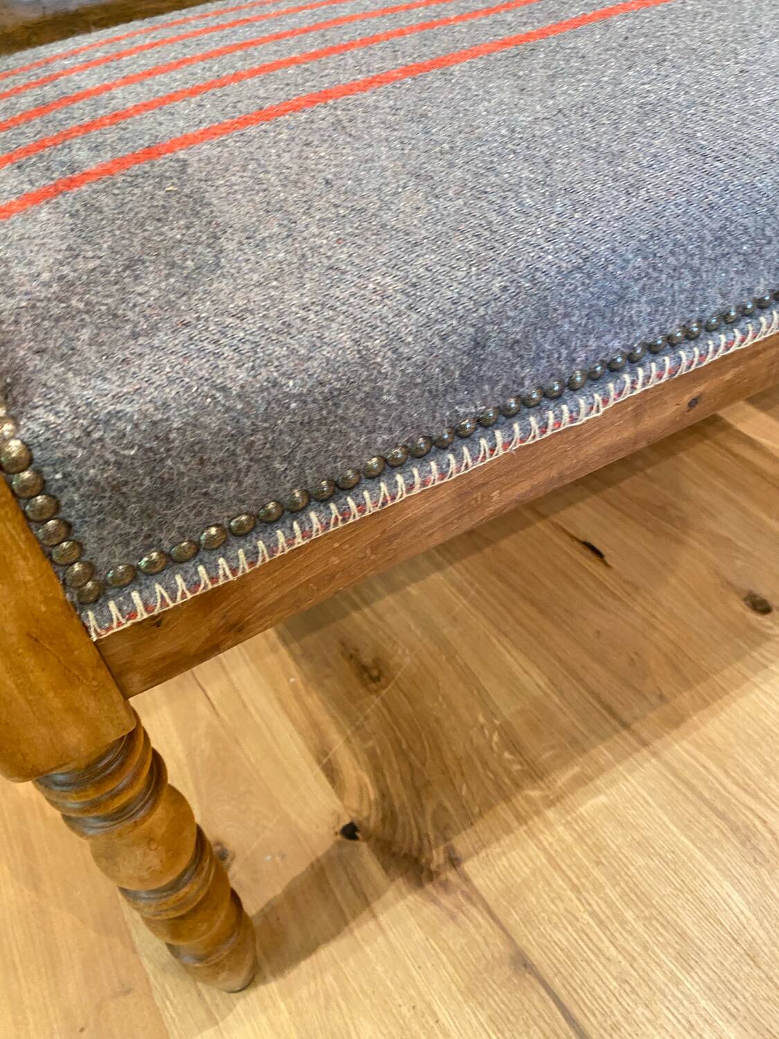 Charmante banquette vintage esprit chalet – laine grise & rayures roug