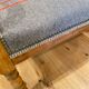 Charmante banquette vintage esprit chalet – laine grise & rayures roug