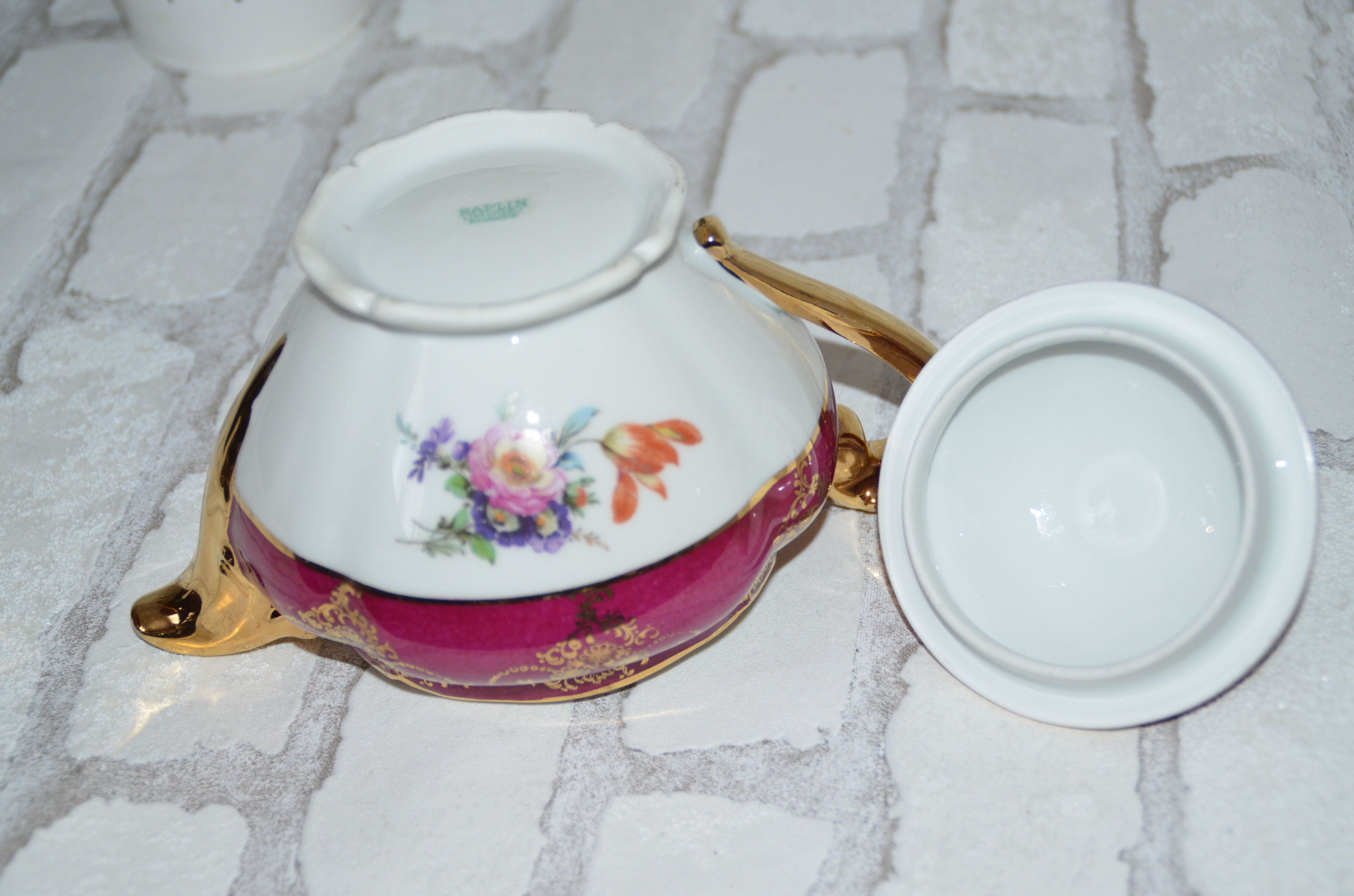 Teapot in Limoges porcelain, burgundy and gold