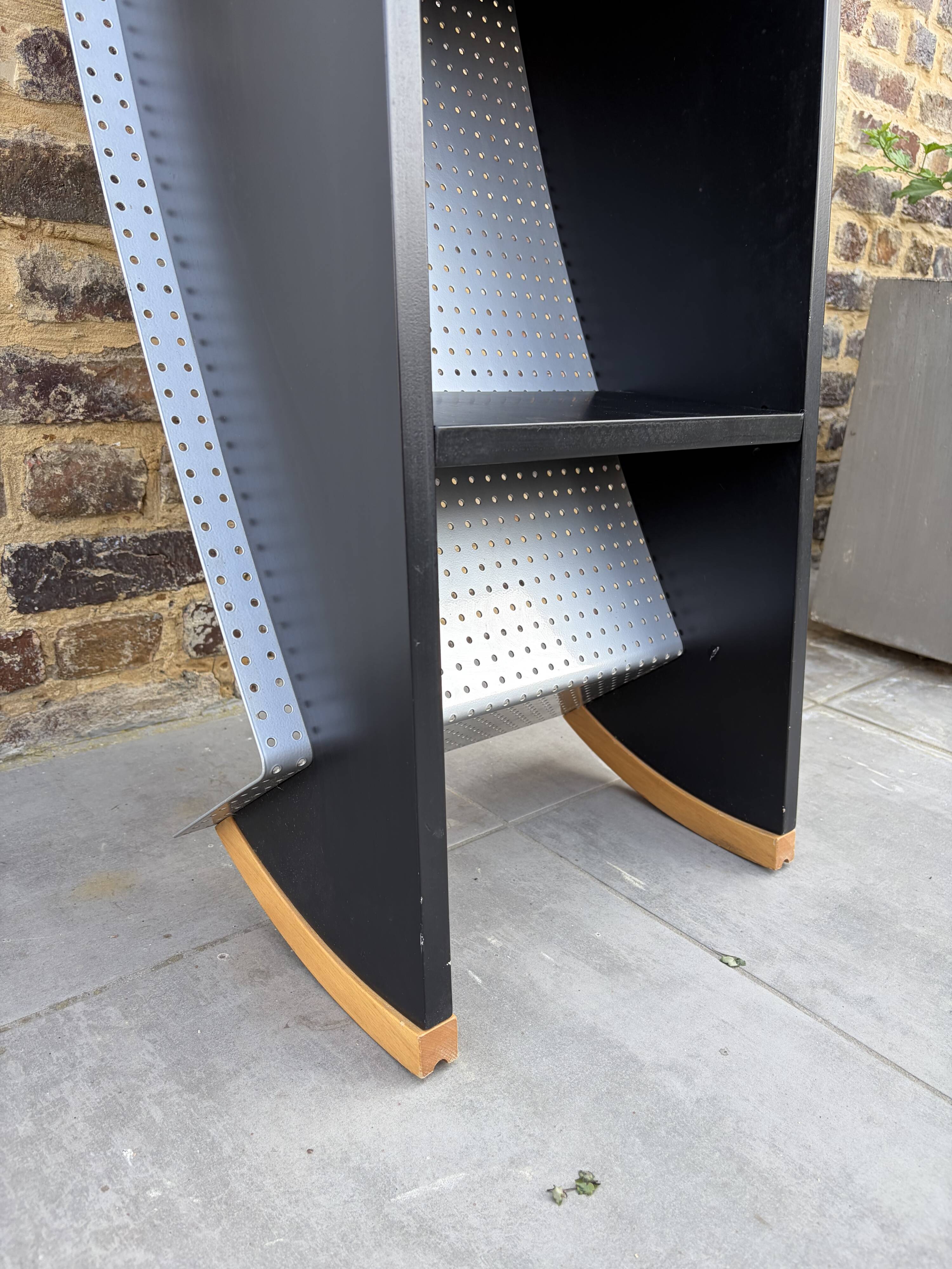Self-supporting bookshelf 1980
