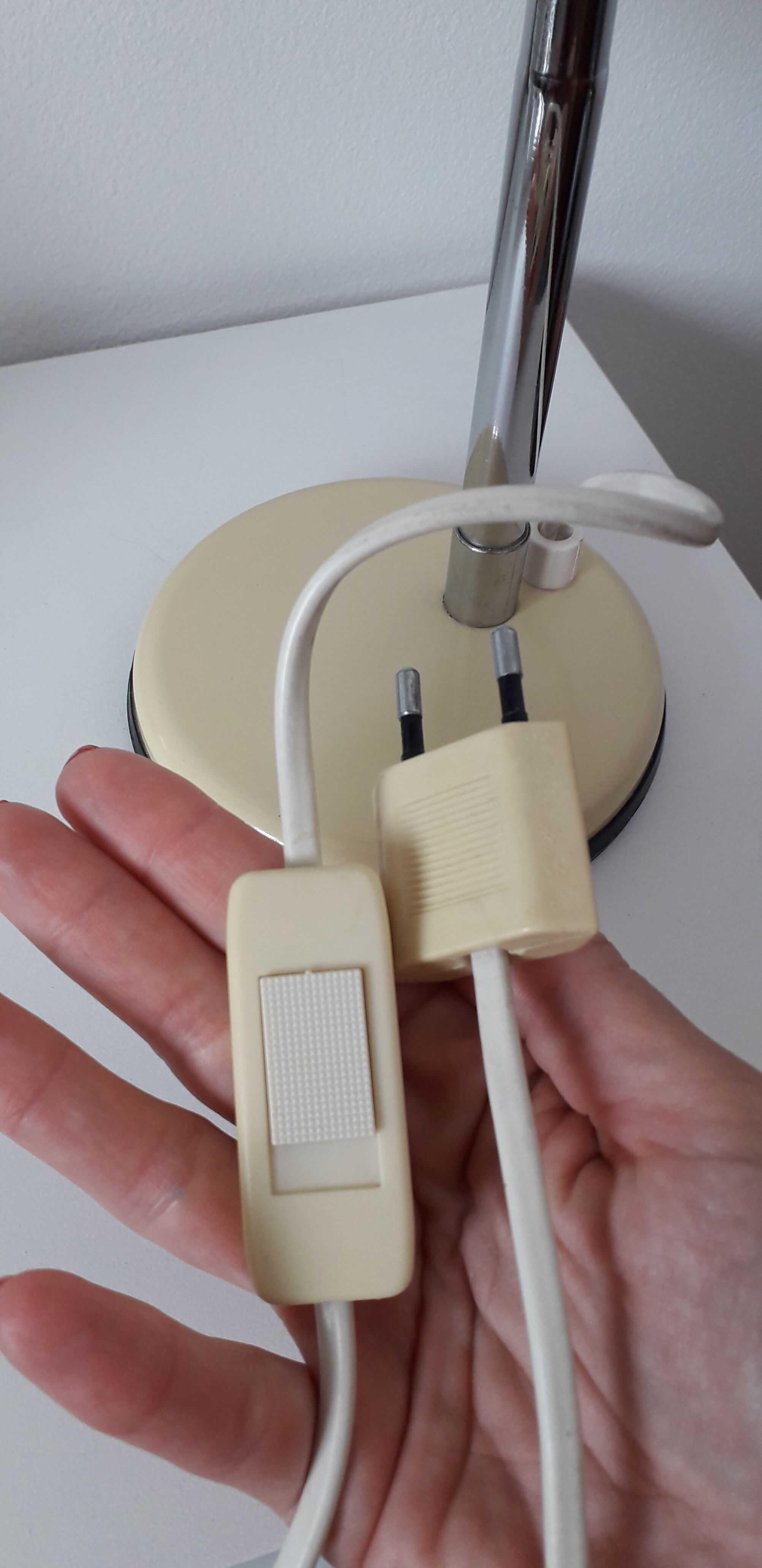 Articulated table lamp