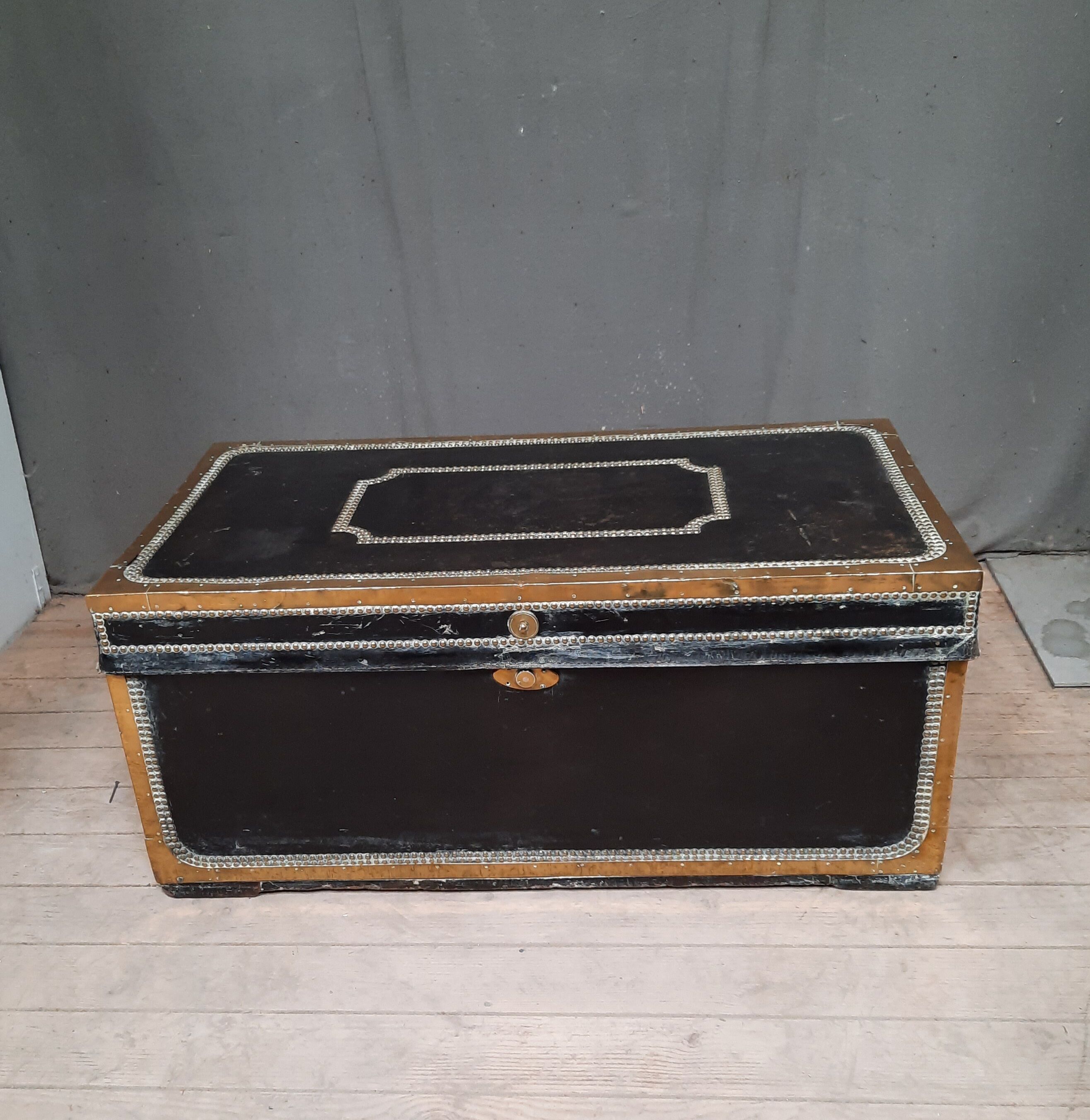 Chest in blackened wood and brass