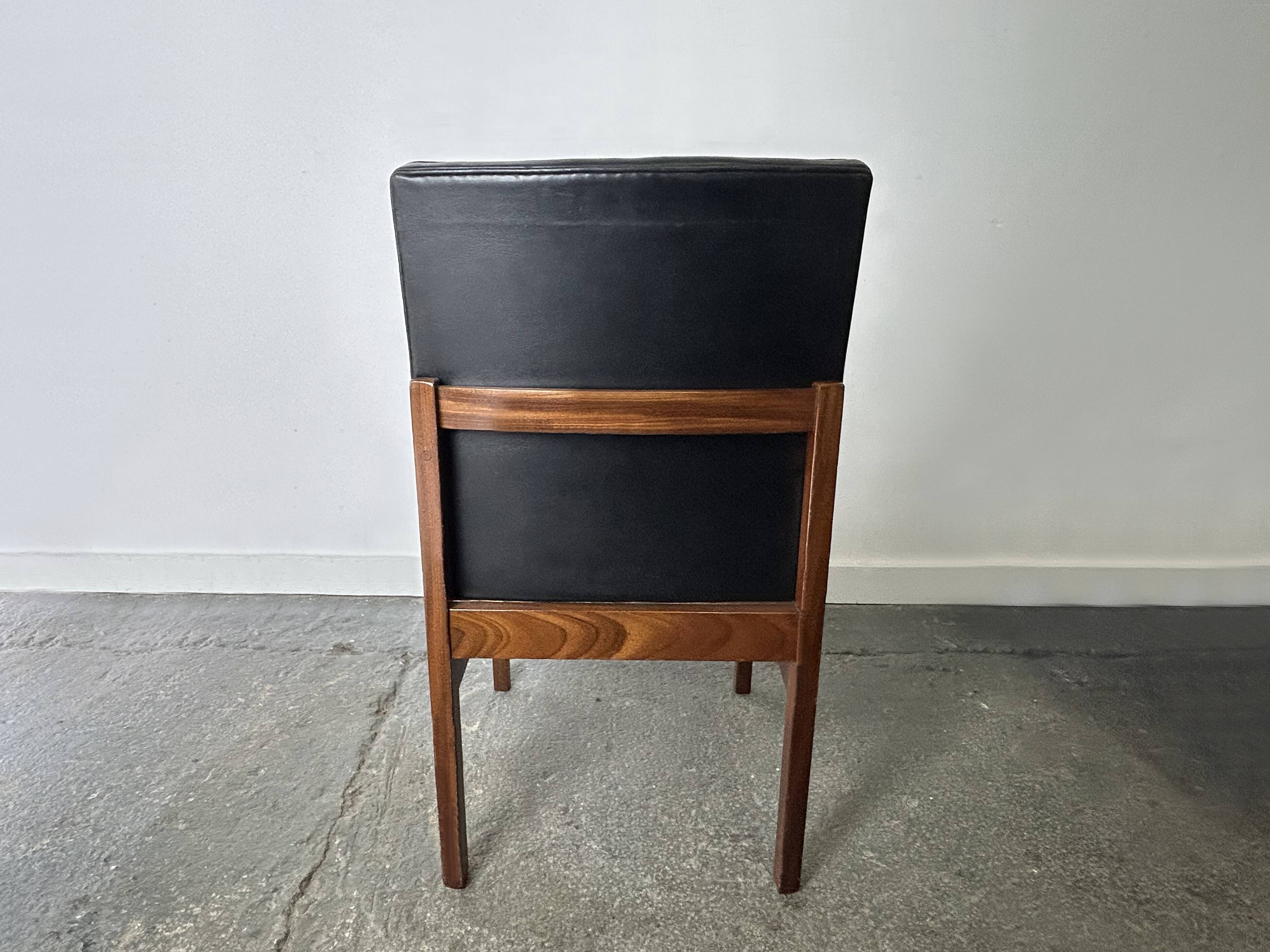 Ensemble de quatre chaises de salle à manger en teck Vanson Peter Hayward d'époque mid-century, noires d'origine.