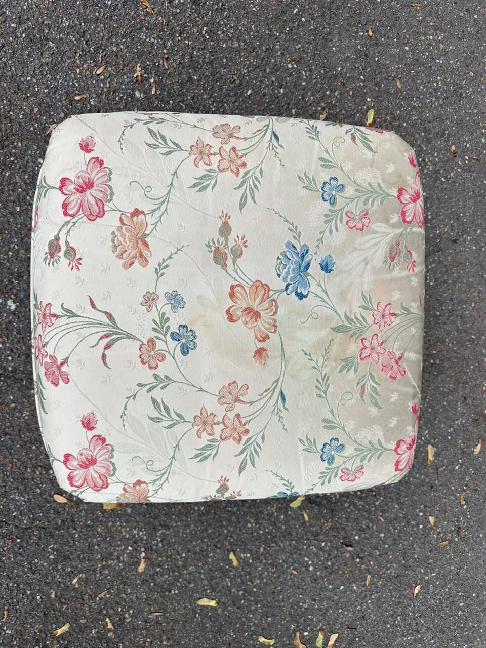 Pouf / Square vintage footstool with floral pattern – 70s Cottage style