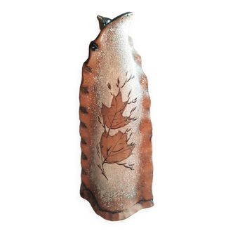 Petit vase argile a decor de feuilles